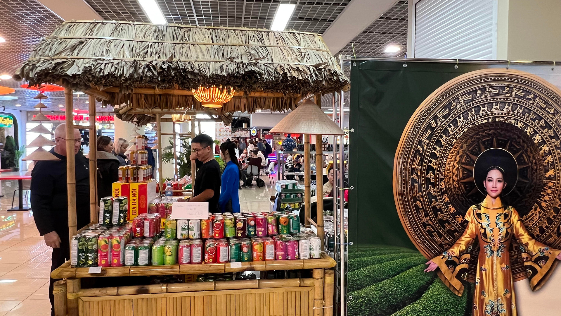 Sản phẩm đồ uống Việt Nam được giới thiệu tại triển lãm hàng Việt Nam rất đa dạng về chủng loại. Sản phẩm đồ uống Việt Nam được giới thiệu tại triển lãm hàng Việt Nam rất đa dạng về chủng loại.