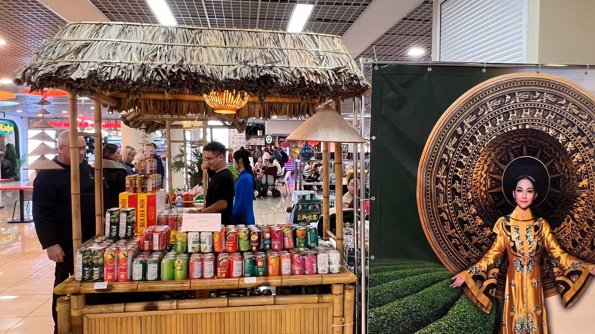 Sản phẩm đồ uống Việt Nam được giới thiệu tại triển lãm hàng Việt Nam rất đa dạng về chủng loại.