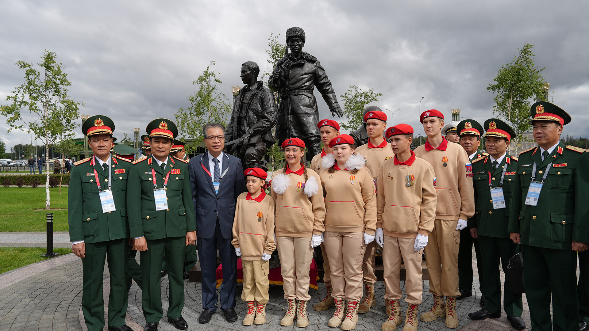 Các đại biểu chụp ảnh lưu niệm trước Đài tưởng niệm.