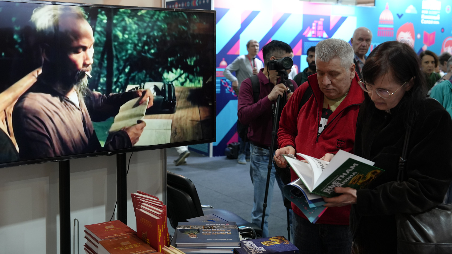 "Chúng tôi muốn tìm hiểu về Việt Nam, đất nước chúng tôi nghe nói nhiều, nhưng chưa có dịp đến thăm. Những cuốn sách này là rất hữu ích, bởi chứa đựng những thông tin về lịch sử, văn hóa, con người Việt Nam". Đó là chia sẻ của hai vị khách tham quan gian trưng bày, cầm trên tay những cuốn sách của nữ tác giả người Nga Daria Mishukova.