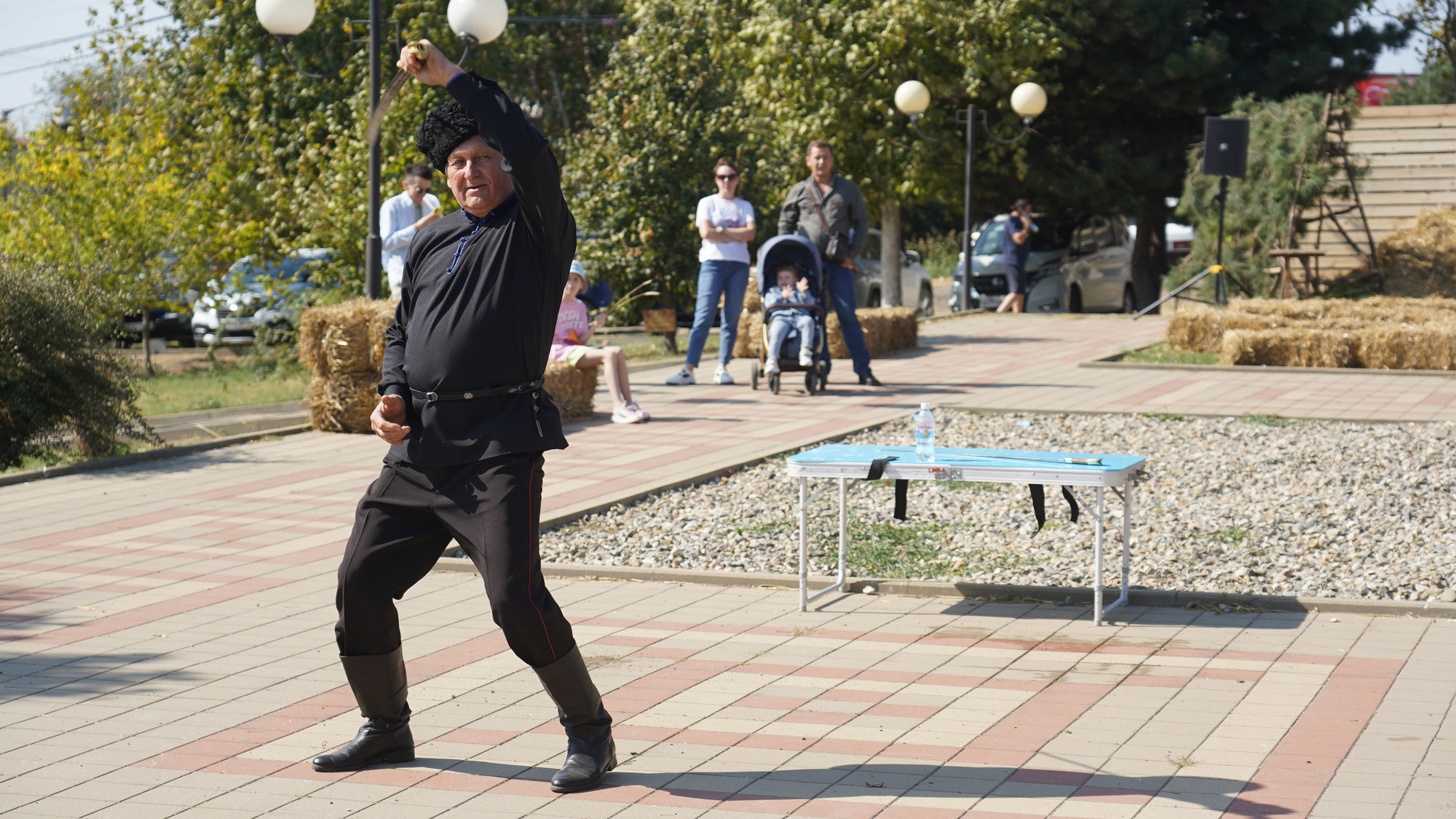 Người đàn ông Kozak múa kiếm tại lễ hội.