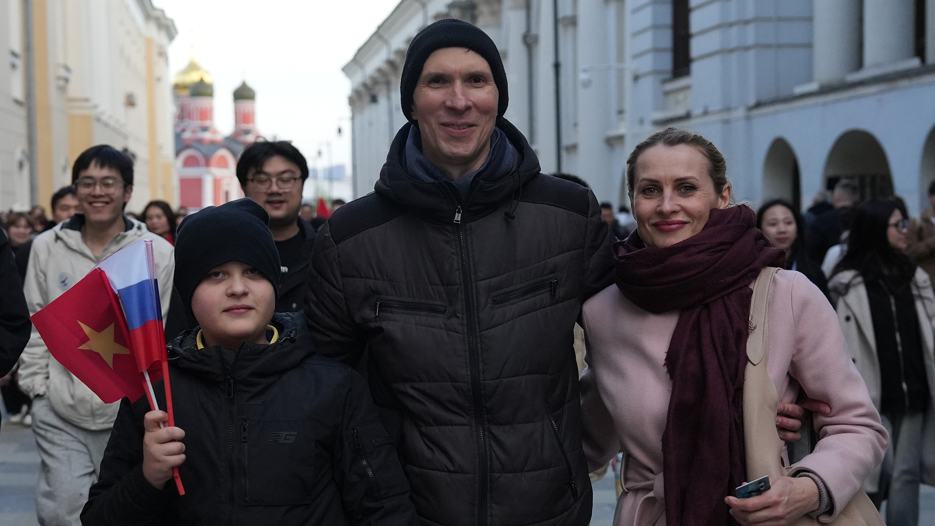 Cùng vợ và con trai hòa vào dòng người Việt Nam đang náo nhiệt hướng về khối duyệt binh của Quân đội nhân dân Việt Nam tại khu chuẩn bị hợp luyện, Alexey Ivanov cho biết, anh rất thích không khí nhộn nhịp và ngưỡng mộ tinh thần yêu nước của người Việt Nam.