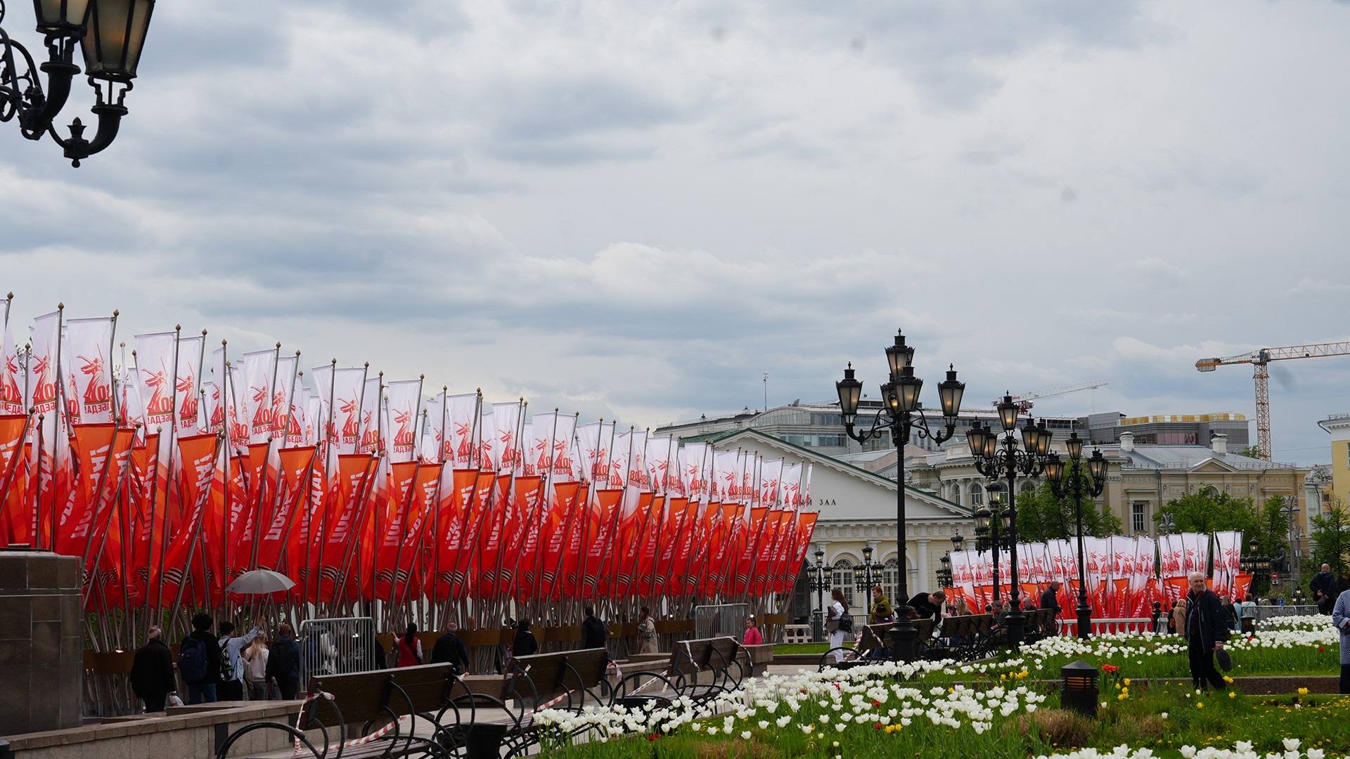 Tại các lối vào thủ đô, công trình kiến trúc hoành tráng với dòng chữ “Thành phố anh hùng Moskva” đã xuất hiện và chào đón du khách bằng những biểu tượng của quá khứ hào hùng. Tại các lối vào thủ đô, công trình kiến trúc hoành tráng với dòng chữ “Thành phố anh hùng Moskva” đã xuất hiện và chào đón du khách bằng những biểu tượng của quá khứ hào hùng.