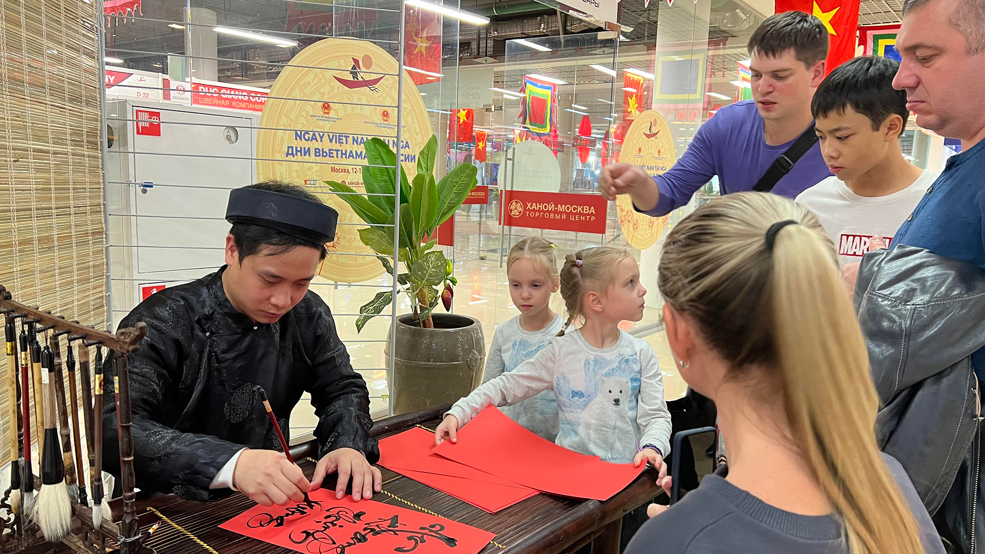 Người dân Nga và Việt Nam xếp hàng xin chữ thư pháp. Người dân Nga và Việt Nam xếp hàng xin chữ thư pháp.