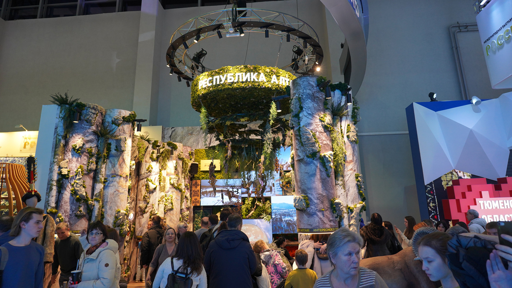 Ngoài ra, tại Triển lãm, mỗi khu vực đều tổ chức Ngày giới thiệu những thành tựu, tiềm năng kinh tế và văn hóa của riêng mình.