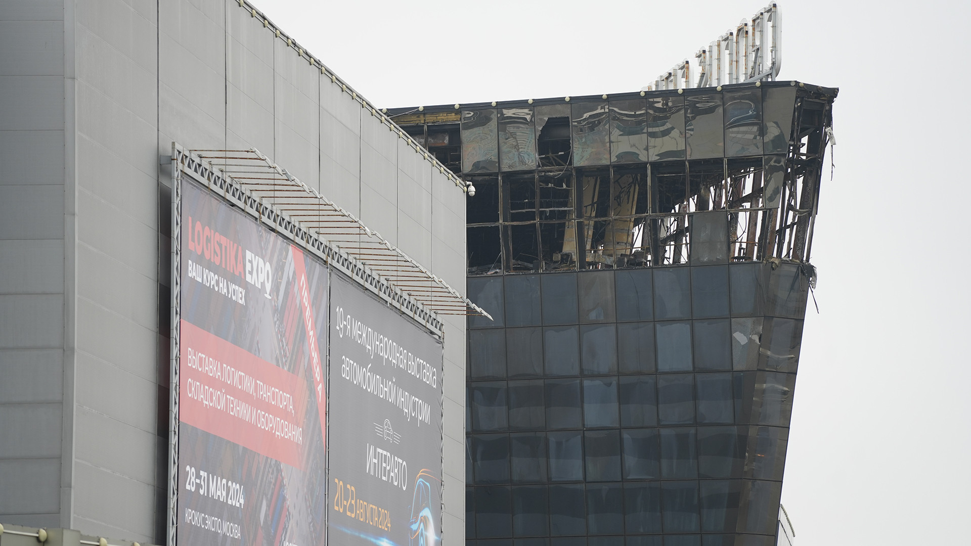 Cảnh hoang tàn, đổ nát của tòa nhà sau thảm kịch hôm 22/3. (Ảnh: XUÂN HƯNG) Cảnh hoang tàn, đổ nát của tòa nhà sau thảm kịch hôm 22/3. (Ảnh: XUÂN HƯNG)