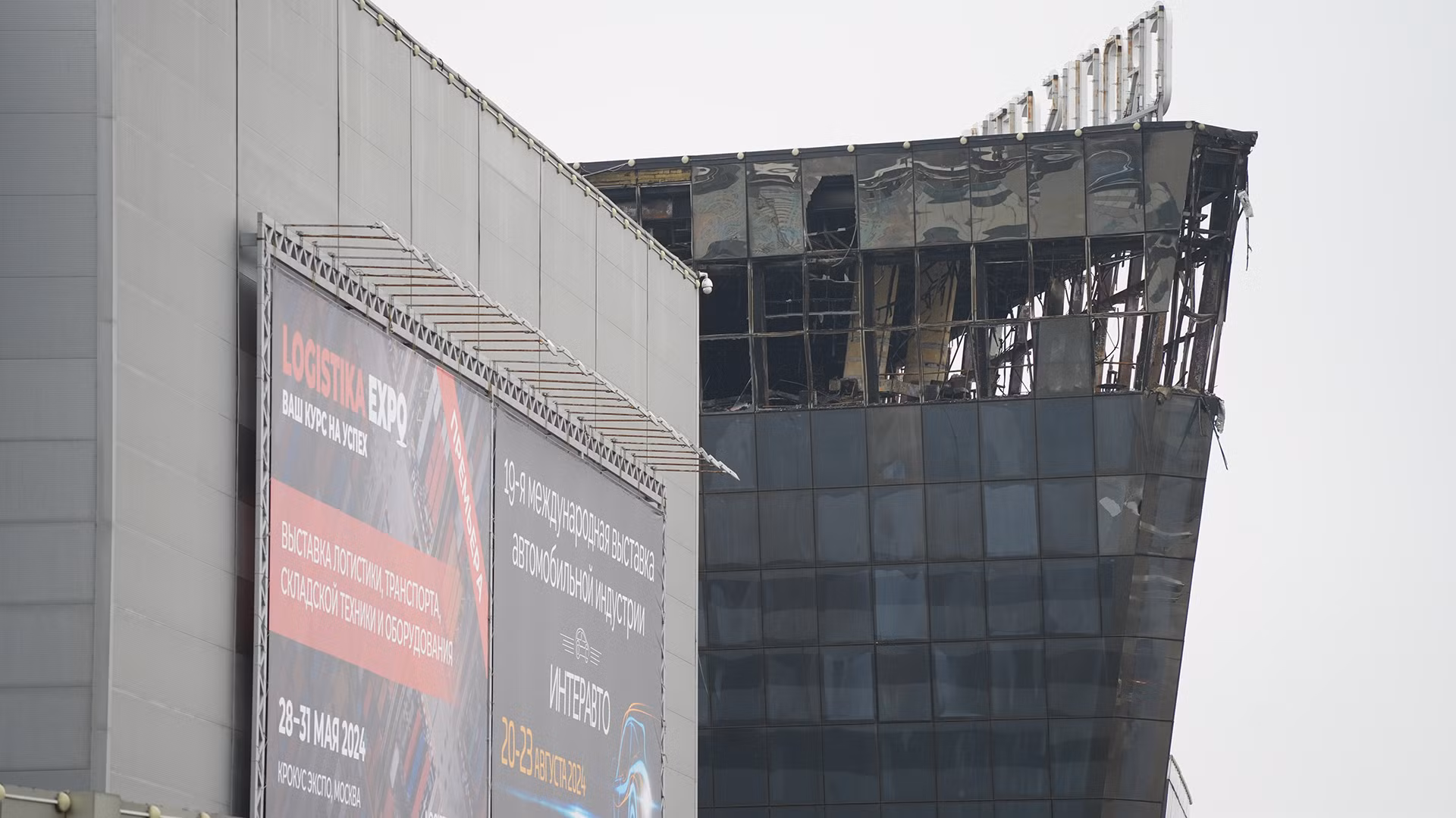 Cảnh hoang tàn, đổ nát của tòa nhà sau thảm kịch hôm 22/3. (Ảnh: XUÂN HƯNG)