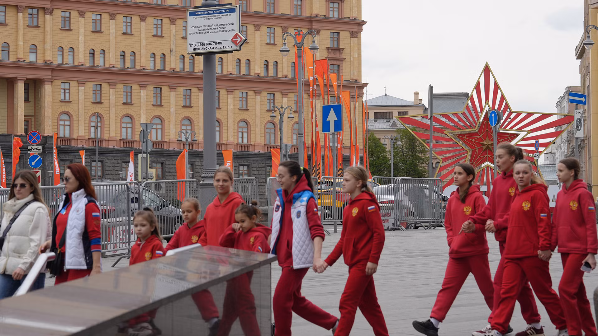 Nhiều trẻ em Nga được bố mẹ, thầy cô giáo dẫn đi tham quan những địa điểm lịch sử gắn liền với trang sử vẻ vang của Liên Xô trước đây và Liên bang Nga ngày nay. Nơi đây, được trang trí hết sức lộng lẫy với hình ngôi sao màu đỏ, dải băng Thánh George và những bức ảnh chụp các sự kiện lịch sử giai đoạn 1941-1945.