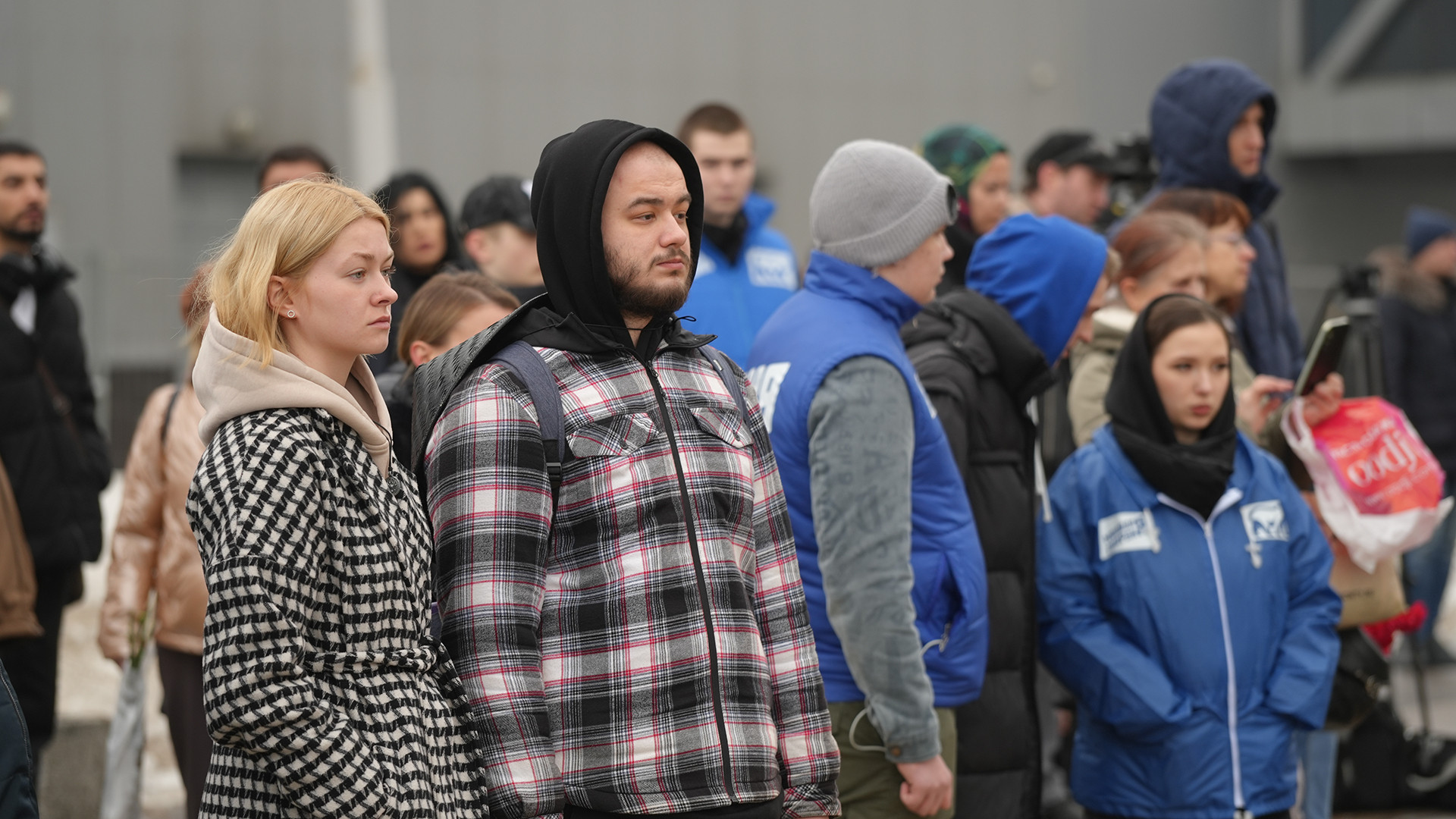 Khu đặt hoa tưởng niệm nằm ngay sát lối vào tòa nhà xảy ra vụ tấn công khủng bố. (Ảnh: XUÂN HƯNG) Khu đặt hoa tưởng niệm nằm ngay sát lối vào tòa nhà xảy ra vụ tấn công khủng bố. (Ảnh: XUÂN HƯNG)