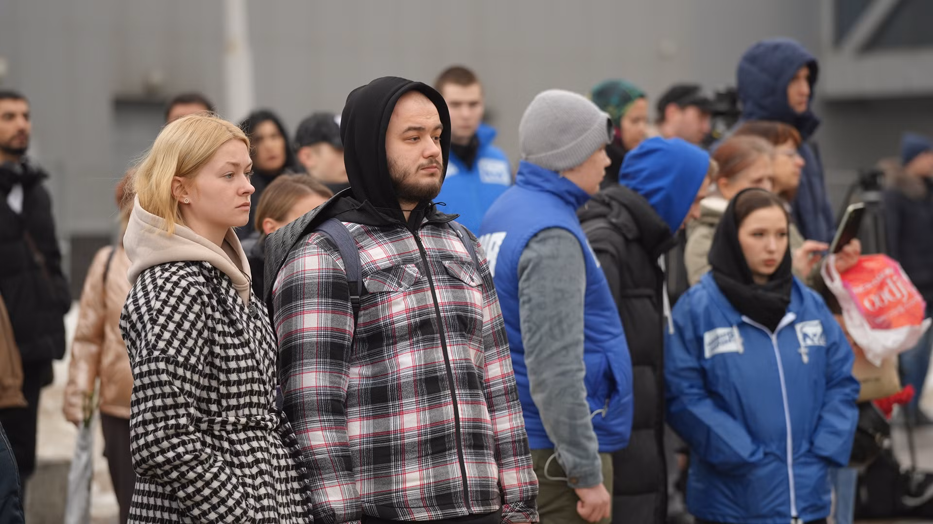 Khu đặt hoa tưởng niệm nằm ngay sát lối vào tòa nhà xảy ra vụ tấn công khủng bố. (Ảnh: XUÂN HƯNG)