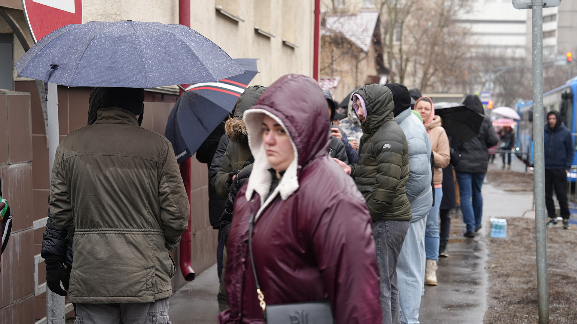 Đến trung tâm hiến máu nằm trên đường Polikarpova từ rất sớm, bà Natalia (tình nguyện viên) cho biết, rất đông người đã đổ về trung tâm hiến máu này, số lượng người có thể lên tới hơn 500 người. Các doanh nghiệp địa phương đã tới cung cấp đồ ăn và nước uống, trong khi các nhóm hoạt động xã hội phát áo mưa miễn phí cho những người tới hiến máu. Ảnh: XUÂN HƯNG