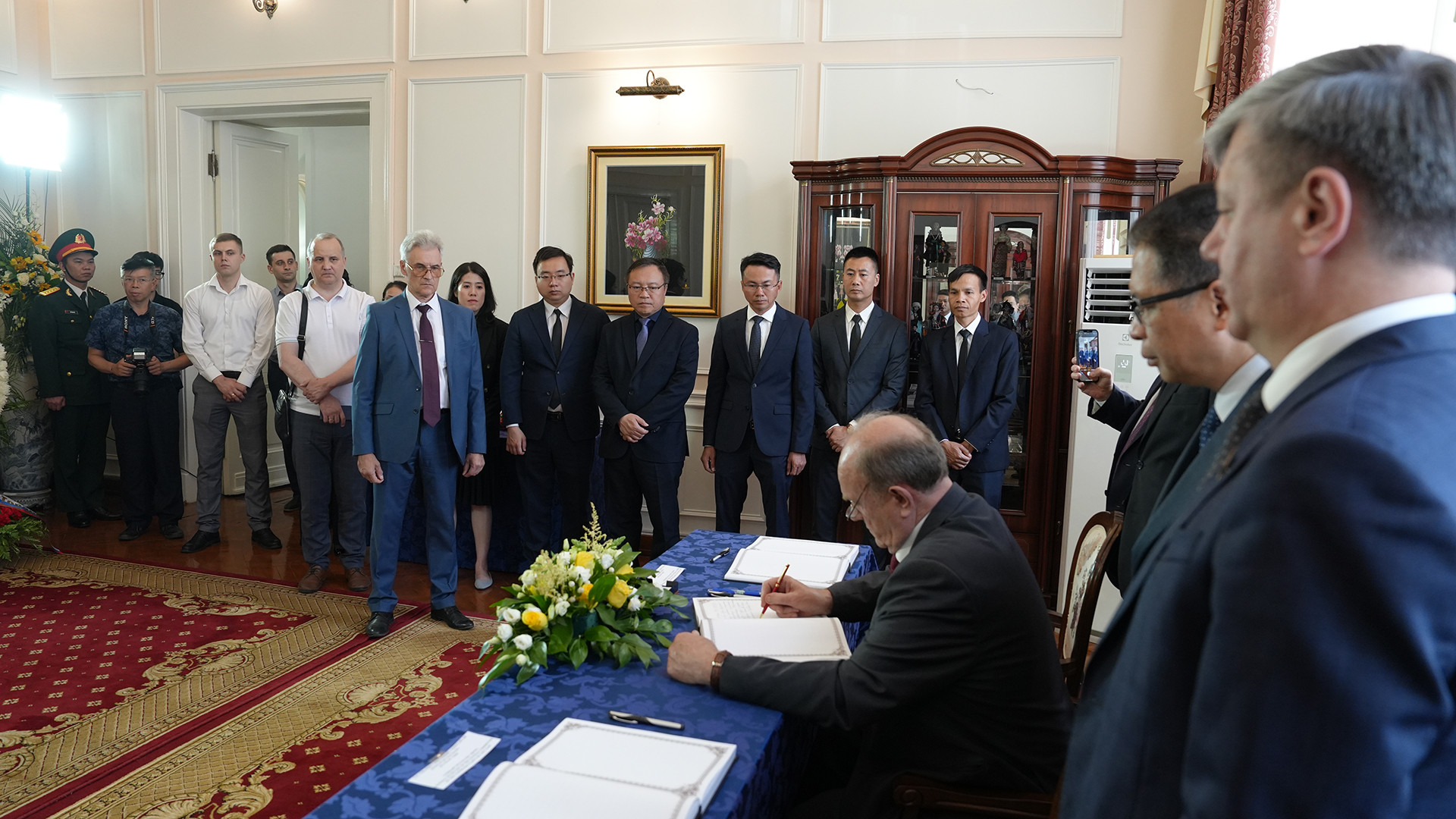 Ghi sổ tang, đồng chí Gennady Zyuganov xúc động chia sẻ: Thay mặt Ban Chấp hành Trung ương Đảng Cộng sản Liên bang Nga và cá nhân, tôi xin gửi lời chia buồn sâu sắc và chân thành nhất tới nhân dân Việt Nam anh hùng, yêu lao động trước sự ra đi của Tổng Bí thư Nguyễn Phú Trọng, người bạn lớn của chúng tôi và nhà lãnh đạo vô cùng đáng kính của đất nước Việt Nam tươi đẹp...".