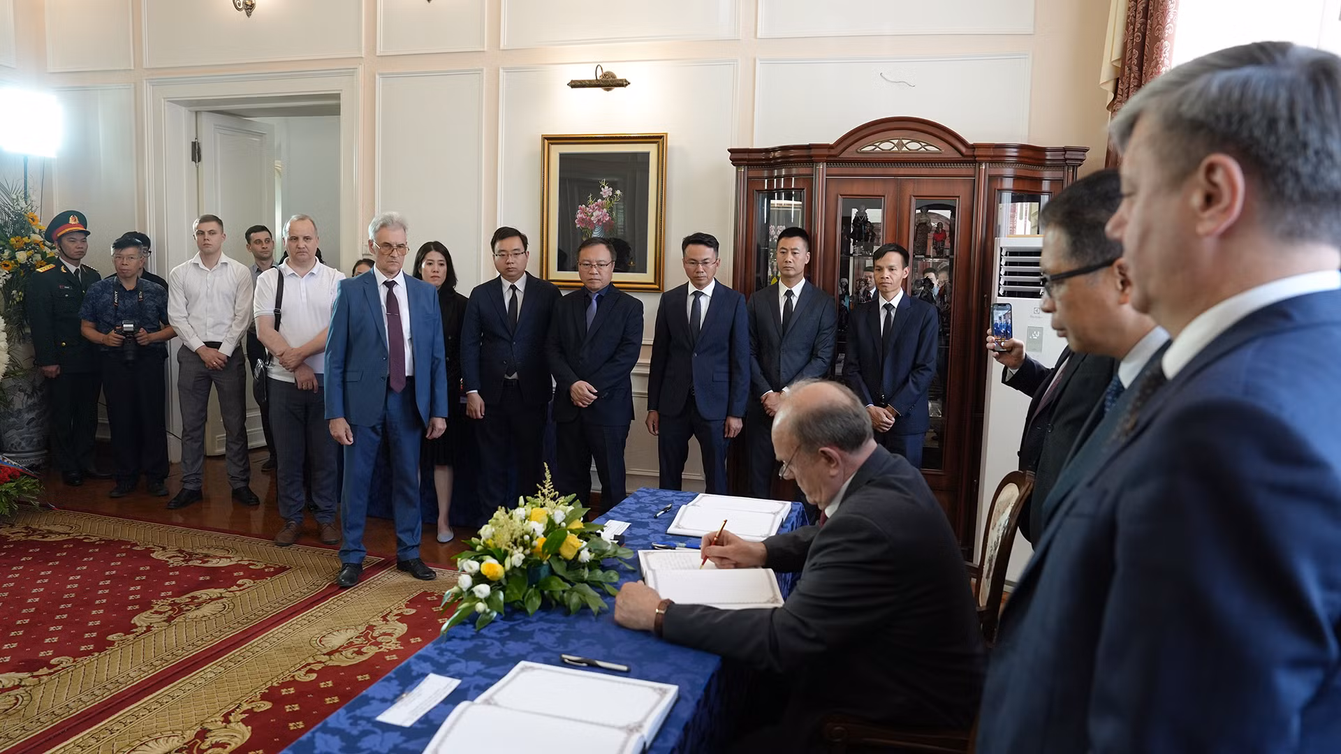 Ghi sổ tang, đồng chí Gennady Zyuganov xúc động chia sẻ: Thay mặt Ban Chấp hành Trung ương Đảng Cộng sản Liên bang Nga và cá nhân, tôi xin gửi lời chia buồn sâu sắc và chân thành nhất tới nhân dân Việt Nam anh hùng, yêu lao động trước sự ra đi của Tổng Bí thư Nguyễn Phú Trọng, người bạn lớn của chúng tôi và nhà lãnh đạo vô cùng đáng kính của đất nước Việt Nam tươi đẹp...".