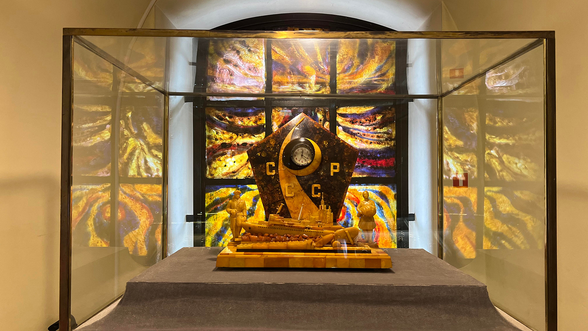 Hổ phách là nhựa hóa thạch của những cây lá kim cổ thụ mọc cách đây hơn 40 triệu năm, được tìm thấy nhiều ở phần đáy Biển Baltic hiện đại và phía nam Bán đảo Scandinavi. Đây là kết quả của quá trình hóa học và vật lý, theo thời gian nhựa cây dần hóa thành hổ phách.