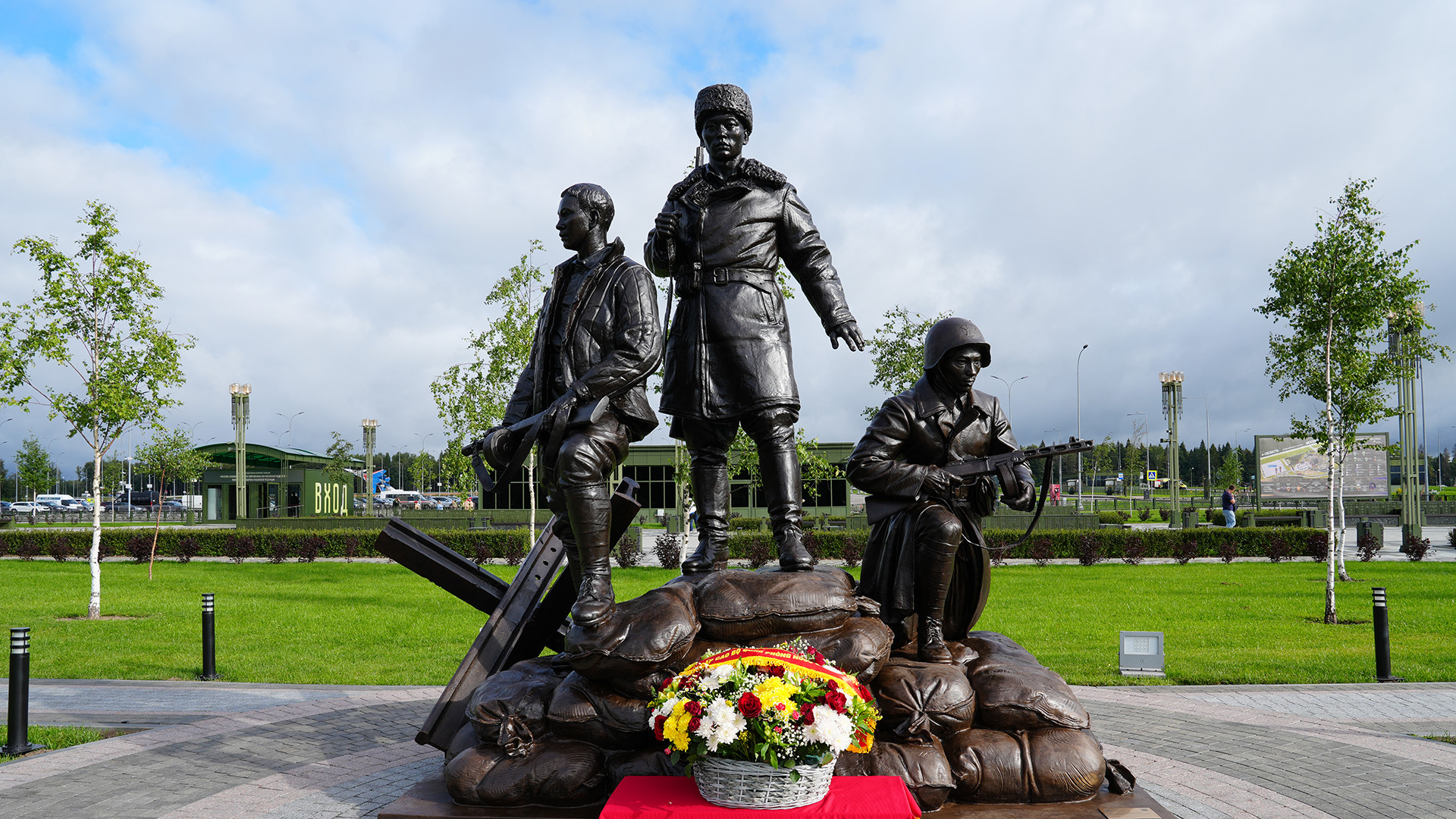 Đài tưởng niệm các chiến sĩ tình nguyện quốc tế Việt Nam được xây dựng ở vị trí trang trọng.