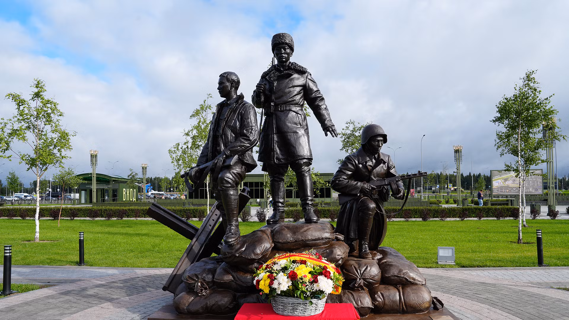 Đài tưởng niệm các chiến sĩ tình nguyện quốc tế Việt Nam được xây dựng ở vị trí trang trọng.