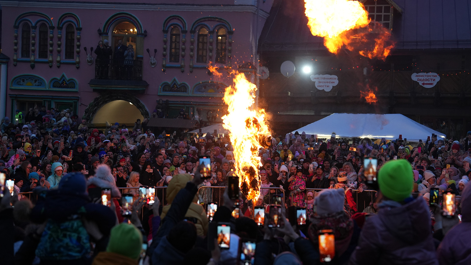 Lễ tiễn mùa đông khép lại với việc người dân long trọng đốt hình nộm người rơm Maslenitsa và phần tro được rải trên các cánh đồng để cầu mong vụ mùa năm tới sẽ bội thu. (Ảnh: XUÂN HƯNG) Lễ tiễn mùa đông khép lại với việc người dân long trọng đốt hình nộm người rơm Maslenitsa và phần tro được rải trên các cánh đồng để cầu mong vụ mùa năm tới sẽ bội thu. (Ảnh: XUÂN HƯNG)