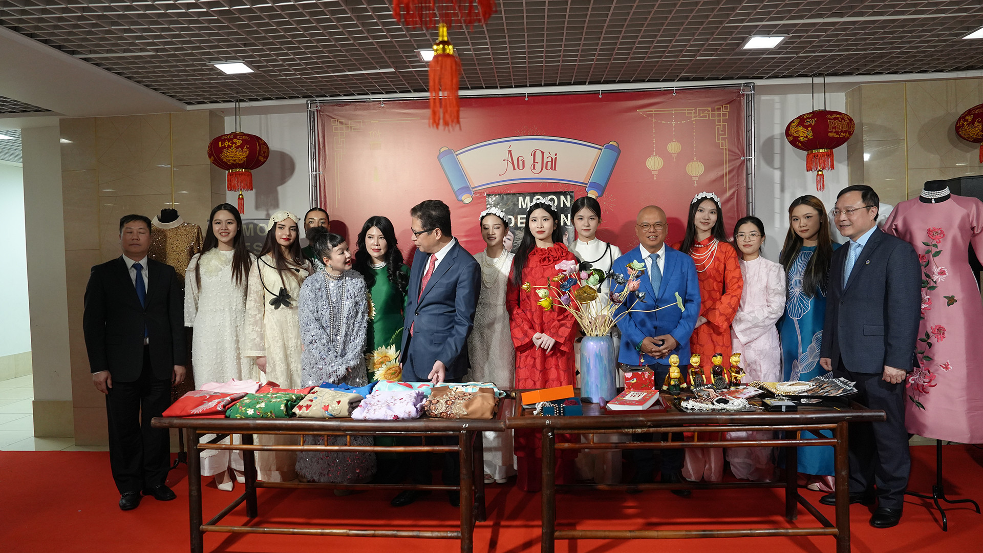 Khu giới thiệu áo dài truyền thống Việt Nam.