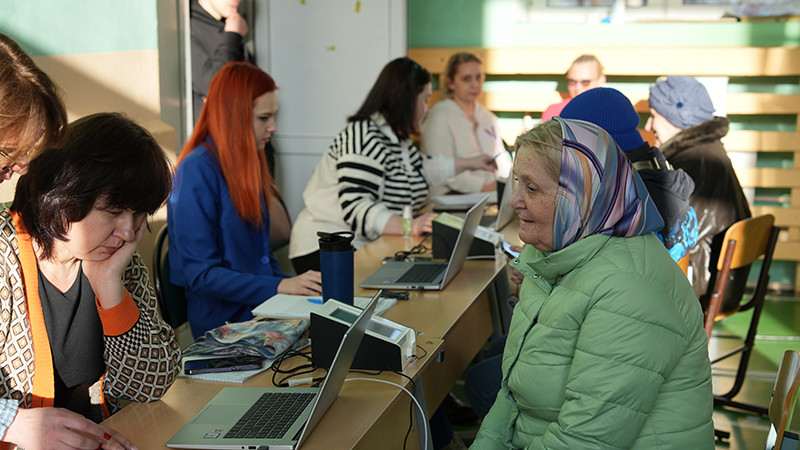 Cử tri trình giấy tờ để nhận phiếu bầu. (Ảnh: Xuân Hưng) Cử tri trình giấy tờ để nhận phiếu bầu. (Ảnh: Xuân Hưng)