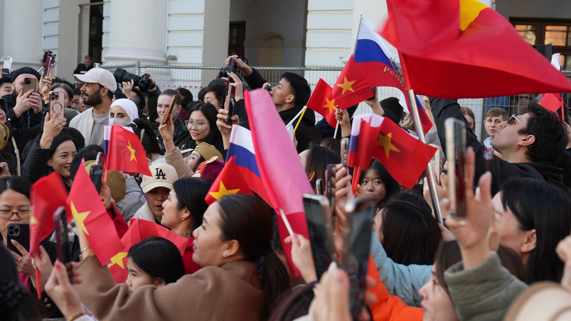 Nhiều người dân Việt Nam mang theo hoa tươi, ảnh Bác Hồ, cờ Tổ quốc và cờ Nga, tạo nên hình ảnh đẹp, xúc động.
