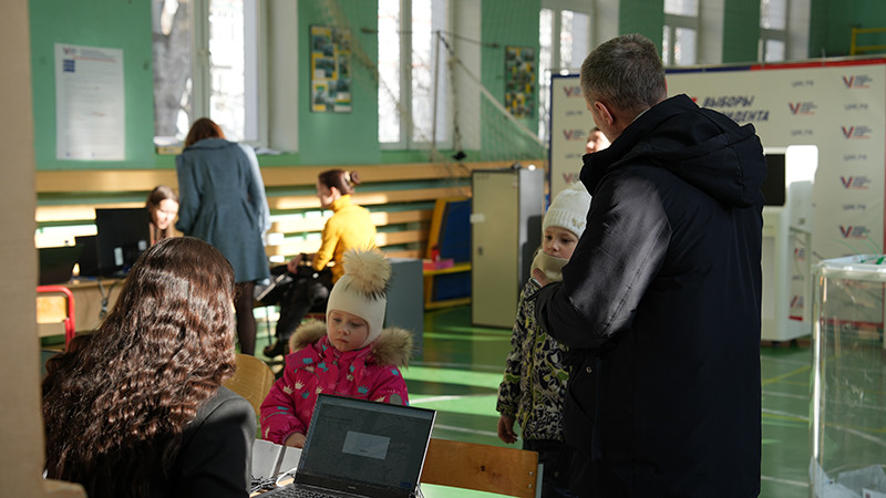 Nhiều cử tri đem theo con nhỏ đến điểm bầu cử. Hôm nay, học sinh các cấp ở Nga đều nghỉ học. (Ảnh: Xuân Hưng) Nhiều cử tri đem theo con nhỏ đến điểm bầu cử. Hôm nay, học sinh các cấp ở Nga đều nghỉ học. (Ảnh: Xuân Hưng)