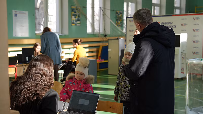 Nhiều cử tri đem theo con nhỏ đến điểm bầu cử. Hôm nay, học sinh các cấp ở Nga đều nghỉ học. (Ảnh: Xuân Hưng)