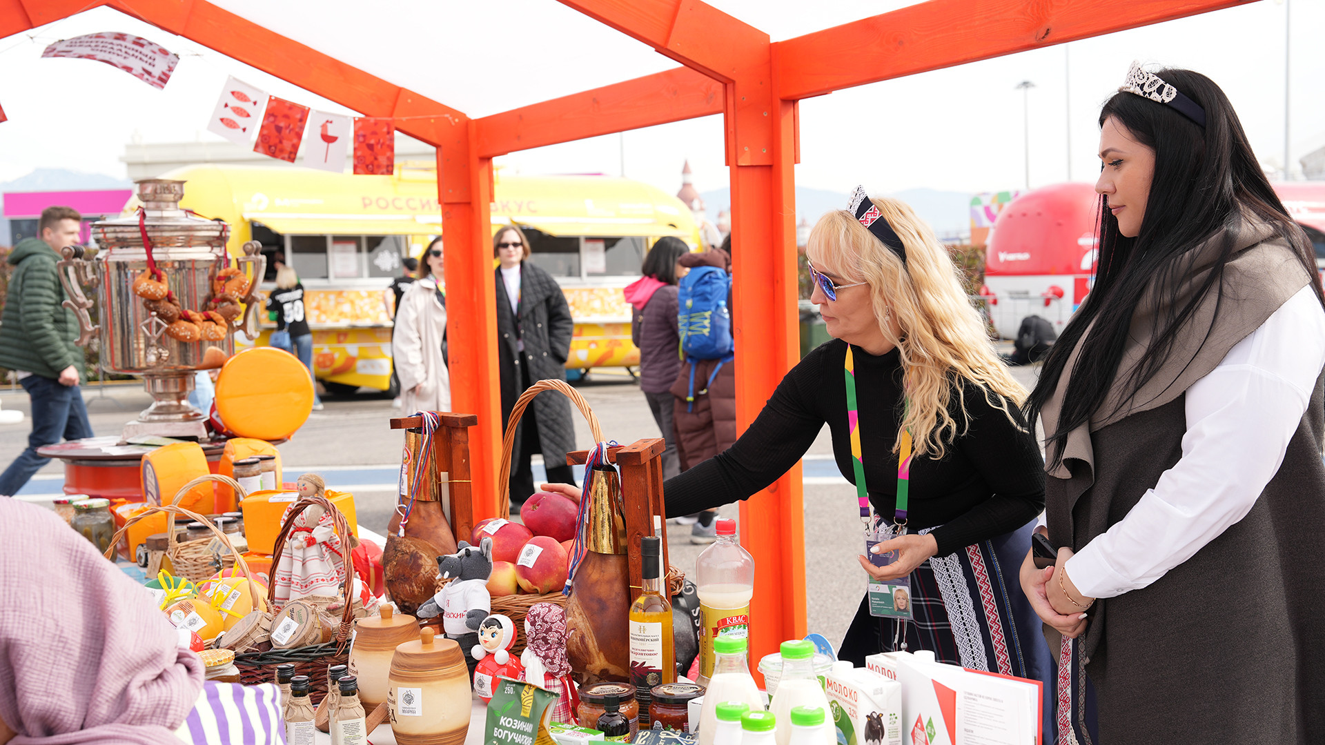 Bên cạnh việc thưởng thức các món ăn, người tham gia Lễ hội còn có cơ hội tìm hiểu về văn hóa ẩm thực đa quốc gia của Nga thông qua các bài giảng giáo dục “Học ngôn ngữ ẩm thực của Nga”.