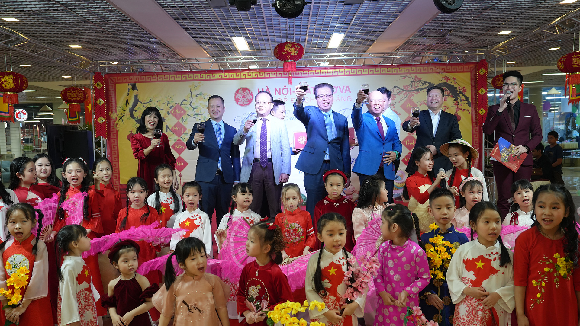 [Ảnh] Người Việt ở thủ đô nước Nga tưng bừng đón Tết Nguyên đán ảnh 1