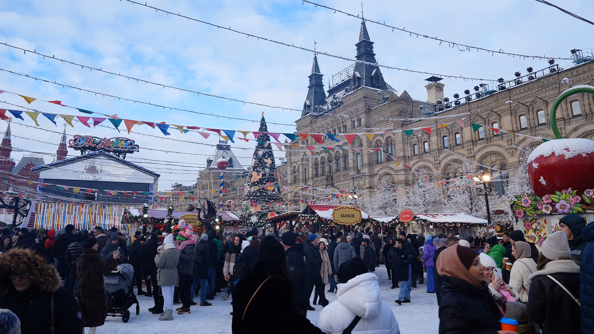 Ngay từ sáng sớm ngày 31/12, người dân đã tập trung rất đông tại Quảng trường Đỏ để tham gia nhiều hoạt động trước thềm năm mới 2025.