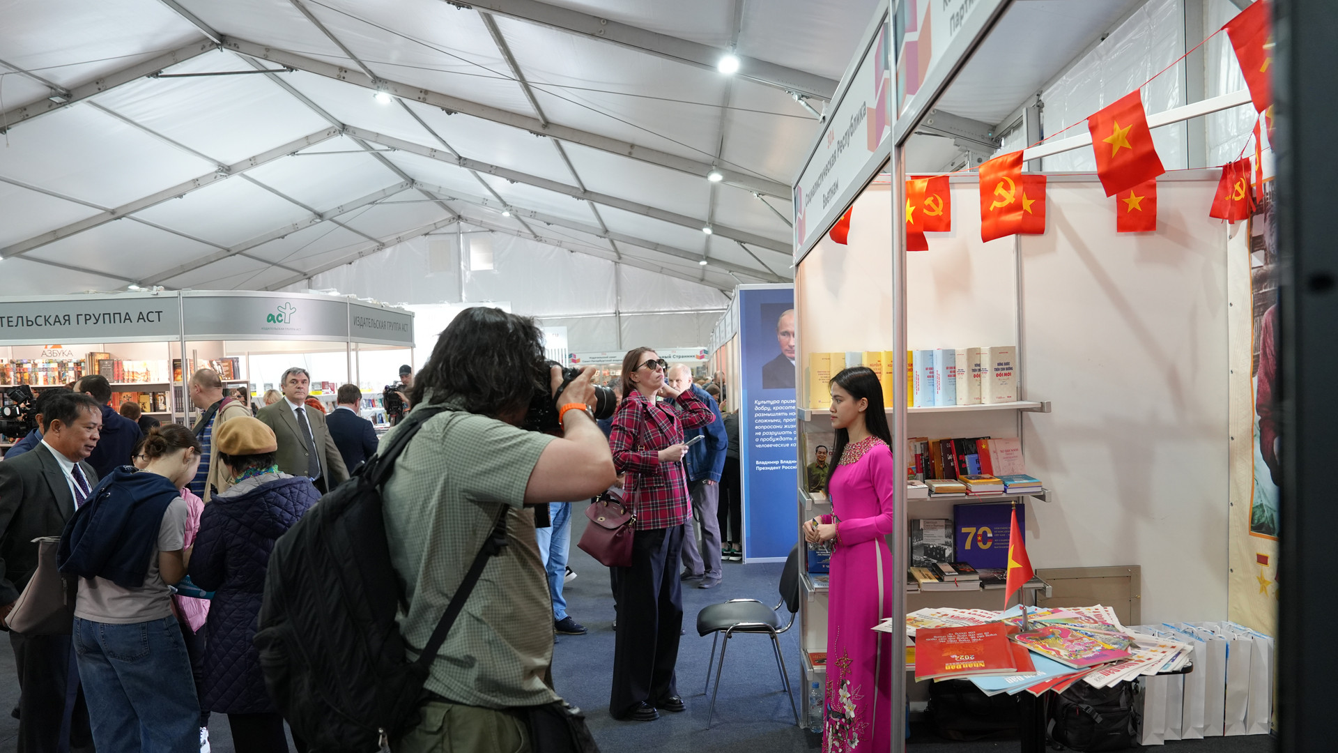 "Tôi cũng rất vui khi Cơ quan Trung ương của Đảng Cộng sản Việt Nam tham dự Hội chợ sách năm nay. Gian trưng bày của các bạn rất ấn tượng. Chúng tôi rất vui vì Việt Nam ngày nay là một nước phát triển nhanh, luôn kiên định các nguyên tắc xã hội chủ nghĩa. Cá nhân tôi rất vui khi thấy cờ búa liềm ở đây", ông Kaganov nhấn mạnh.