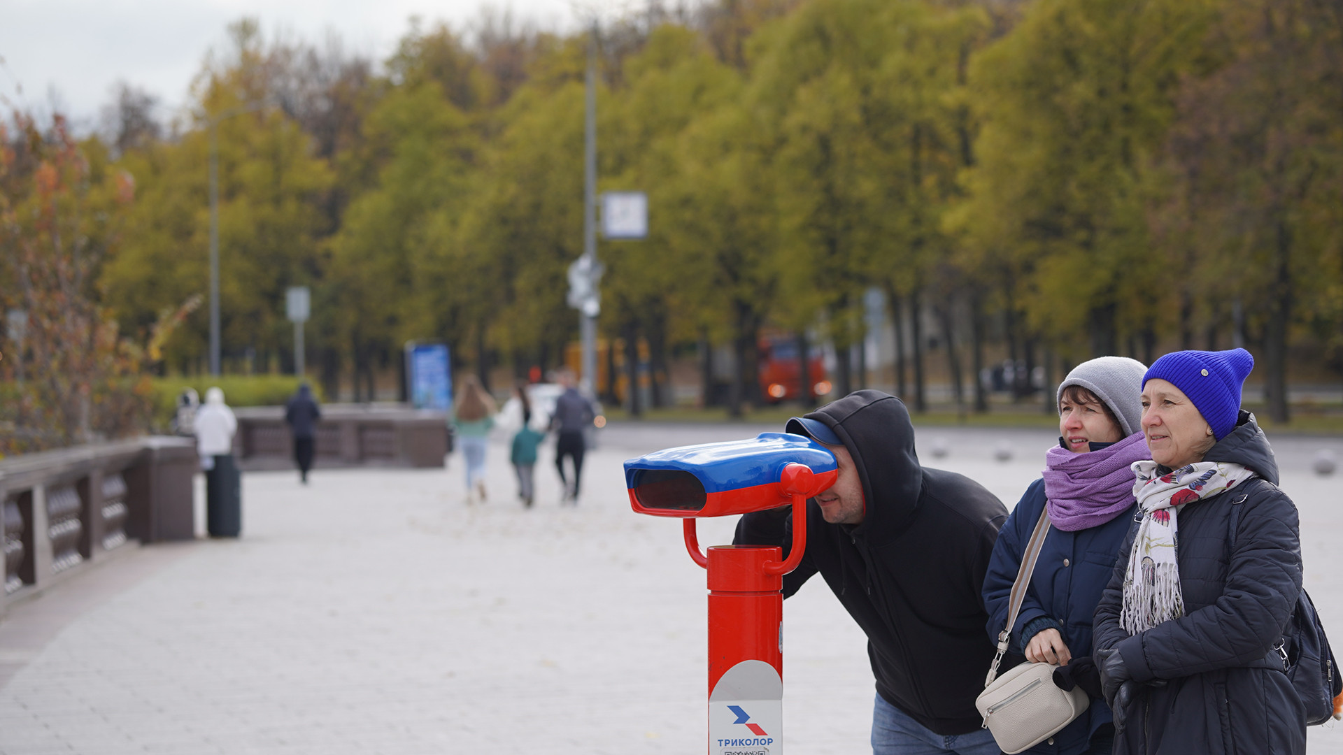 Nhiều du khách thích thú ngắm nhìn rừng cây đang ngả sắc vàng cuối thu qua thiết bị quan sát được lắp đặt trên Đồi Chim sẻ.