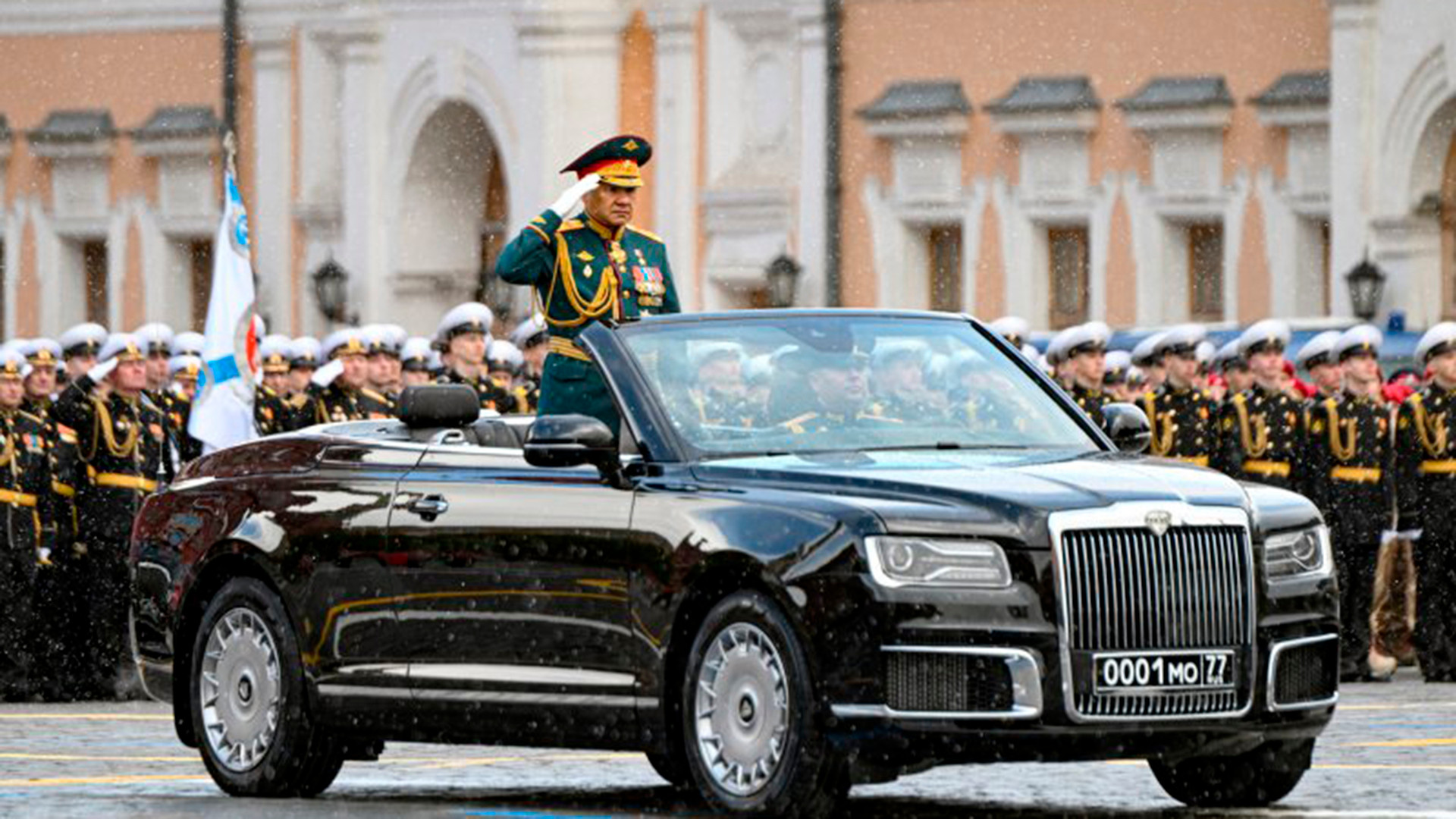 Quyền Bộ trưởng Quốc phòng Nga Sergei Shoigu duyệt đội hình tại Lễ duyệt binh. (Ảnh: RIA Novosti)