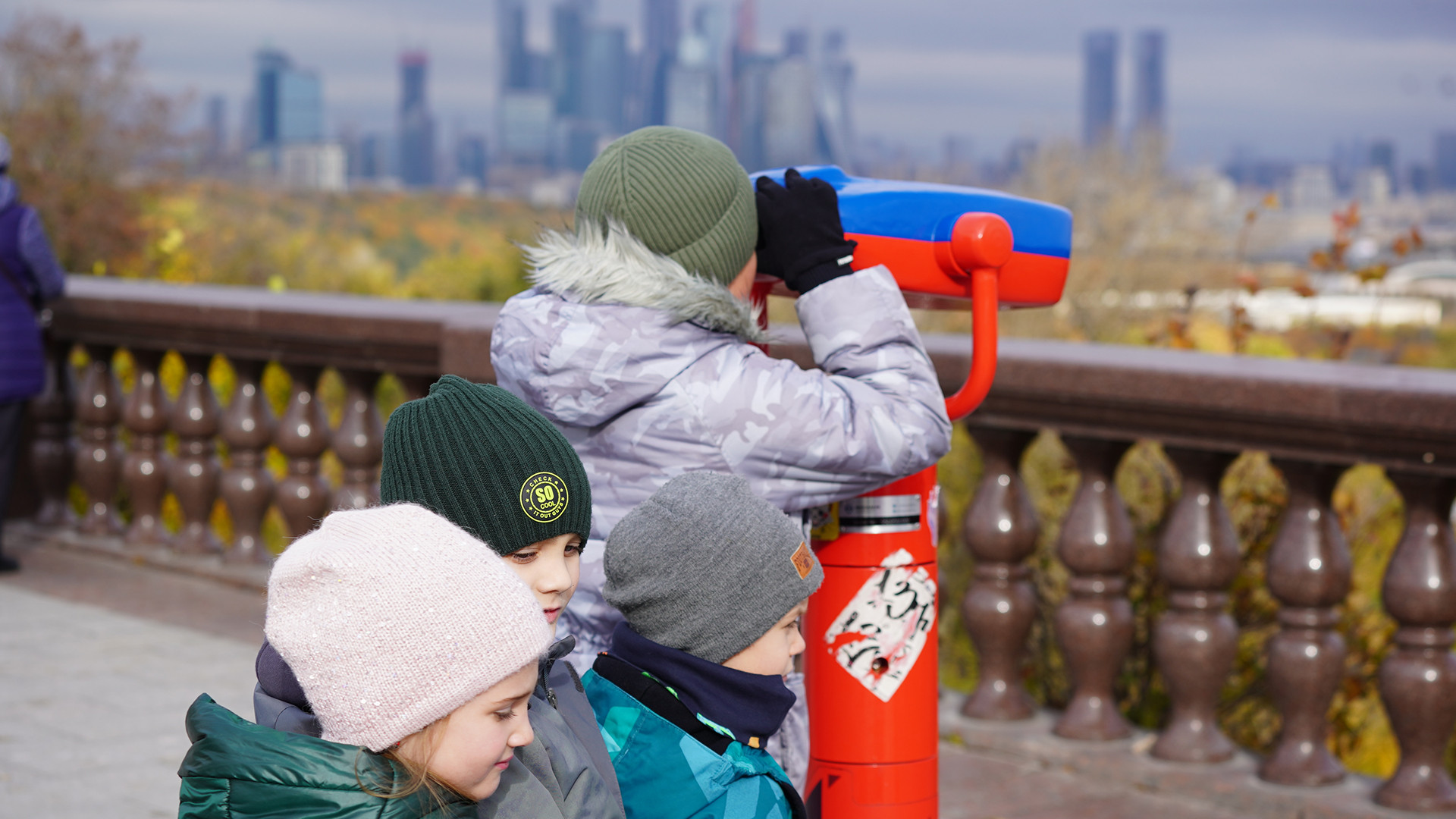 Trẻ em xếp hàng ngắm thu vàng qua thiết bị quan sát trên Đồi Chim sẻ.