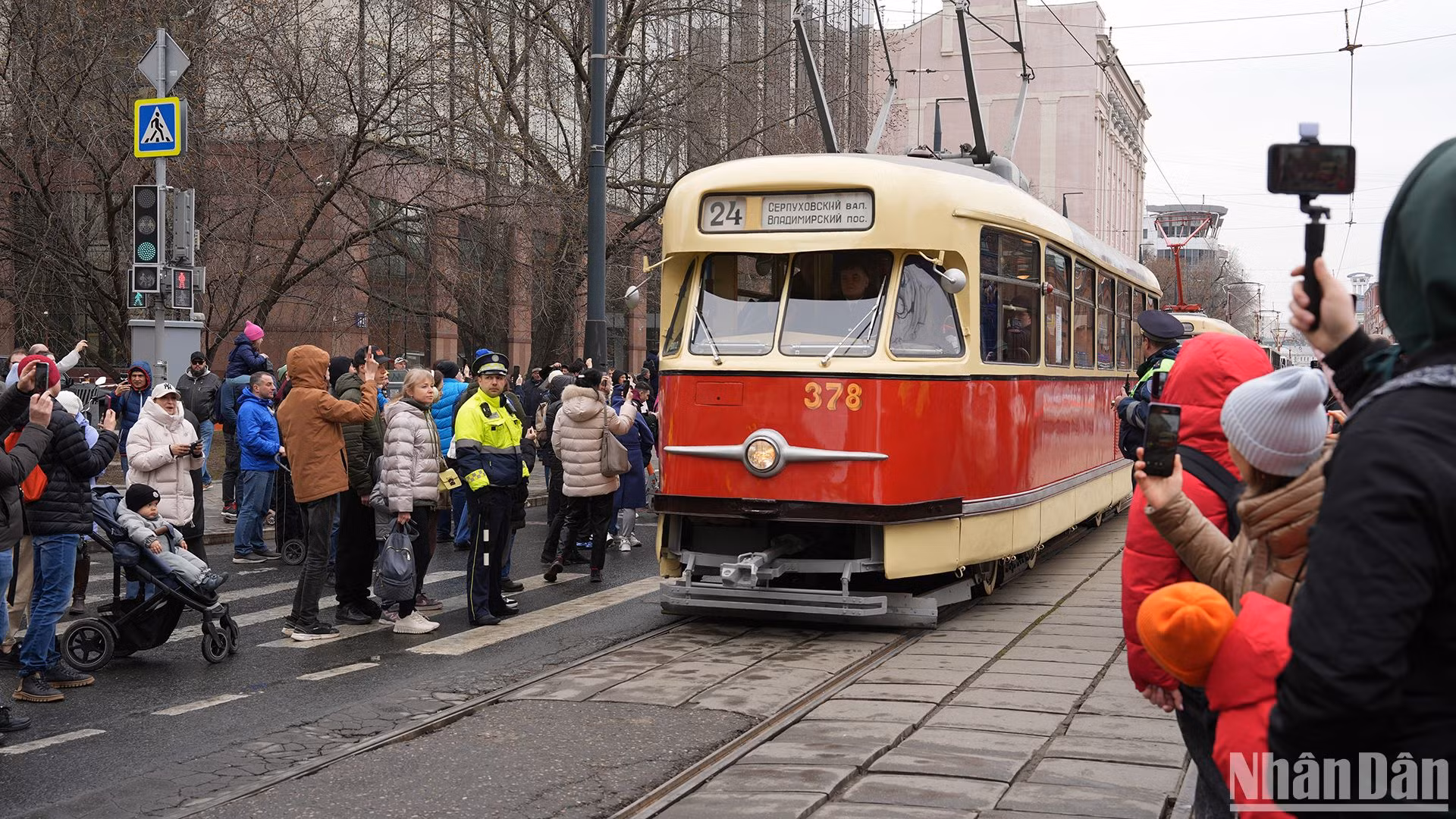 Người dân Moskva hào hứng trải nghiệm các toa tàu điện lịch sử. 
