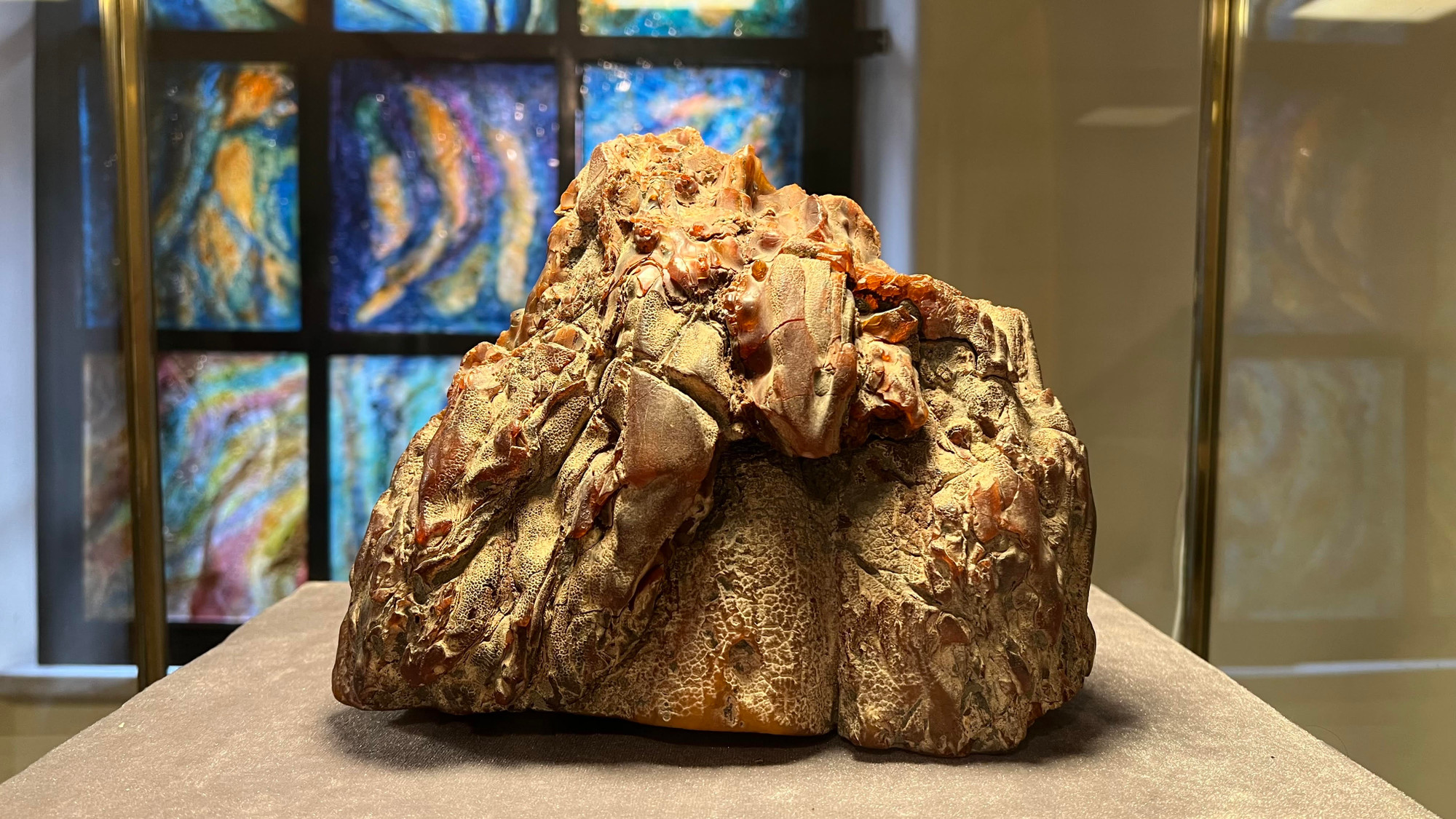 Bên cạnh đó, cũng trưng bày viên hổ phách có trọng lượng lớn thứ hai ở Nga. Nó nặng hơn 3kg, được tìm thấy vào năm 1996 tại mỏ khai thác Hổ phách Primorskoe.