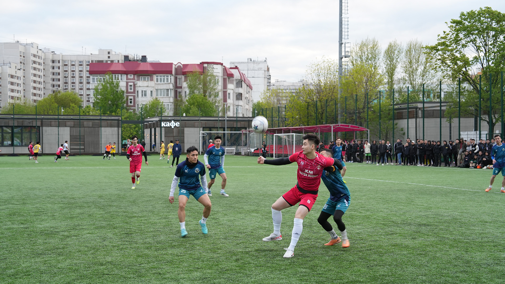 Trận đấu đầu tiên đã diễn ra hết sức sôi nổi, kịch tính, đem lại nhiều cung bậc cảm xúc cho cổ động viên, cầu thủ trên sân.