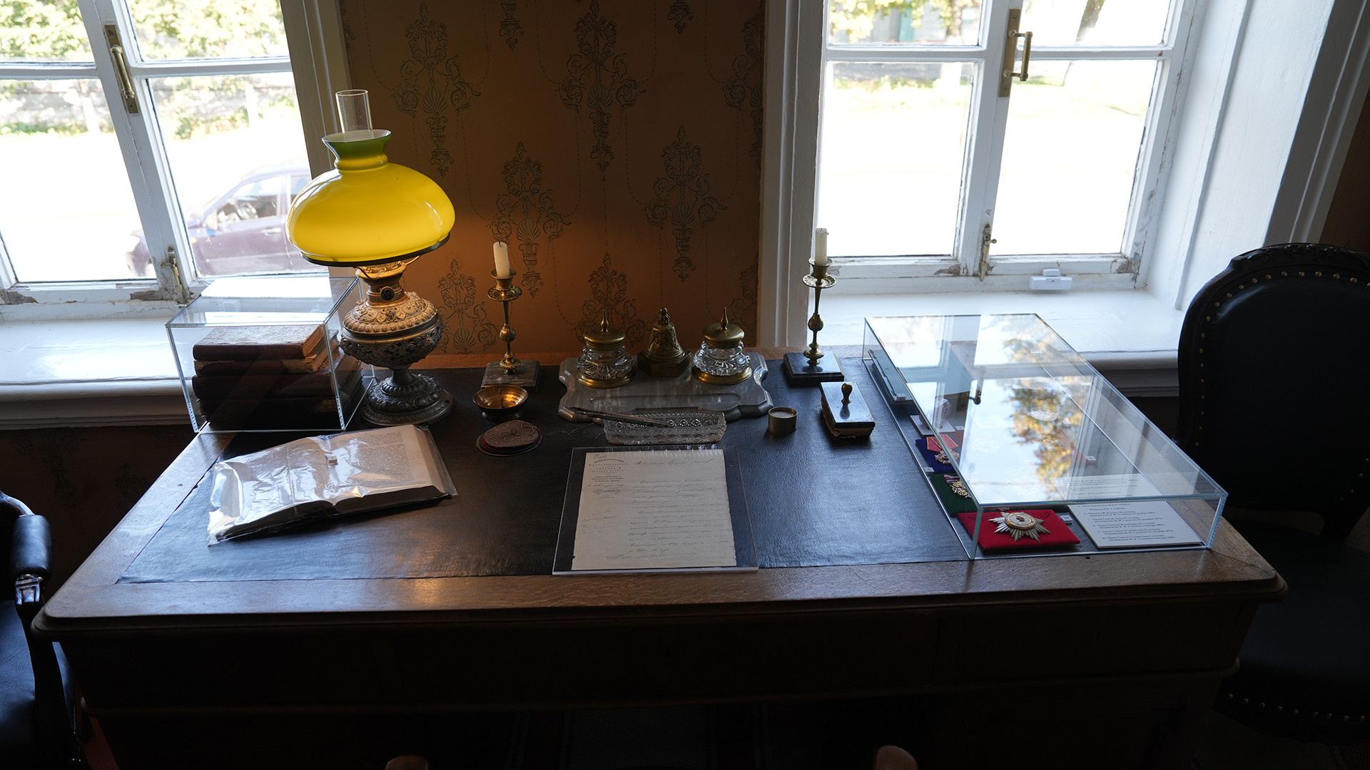 Bàn làm việc của gia đình Ulyanov. Bàn làm việc của gia đình Ulyanov.