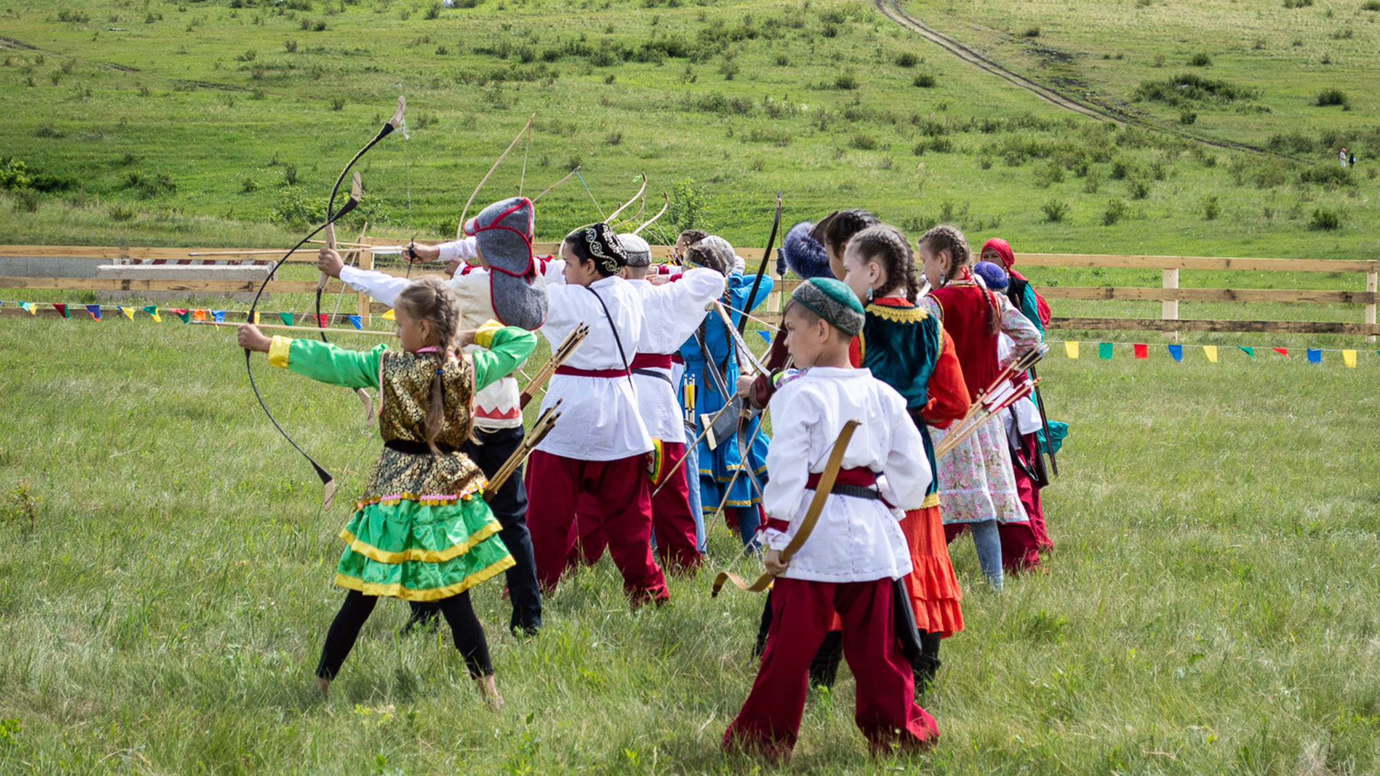 Trẻ em Bashkir tham gia lễ hội bắn cung truyền thống. (Ảnh: Stylishbag.ru)