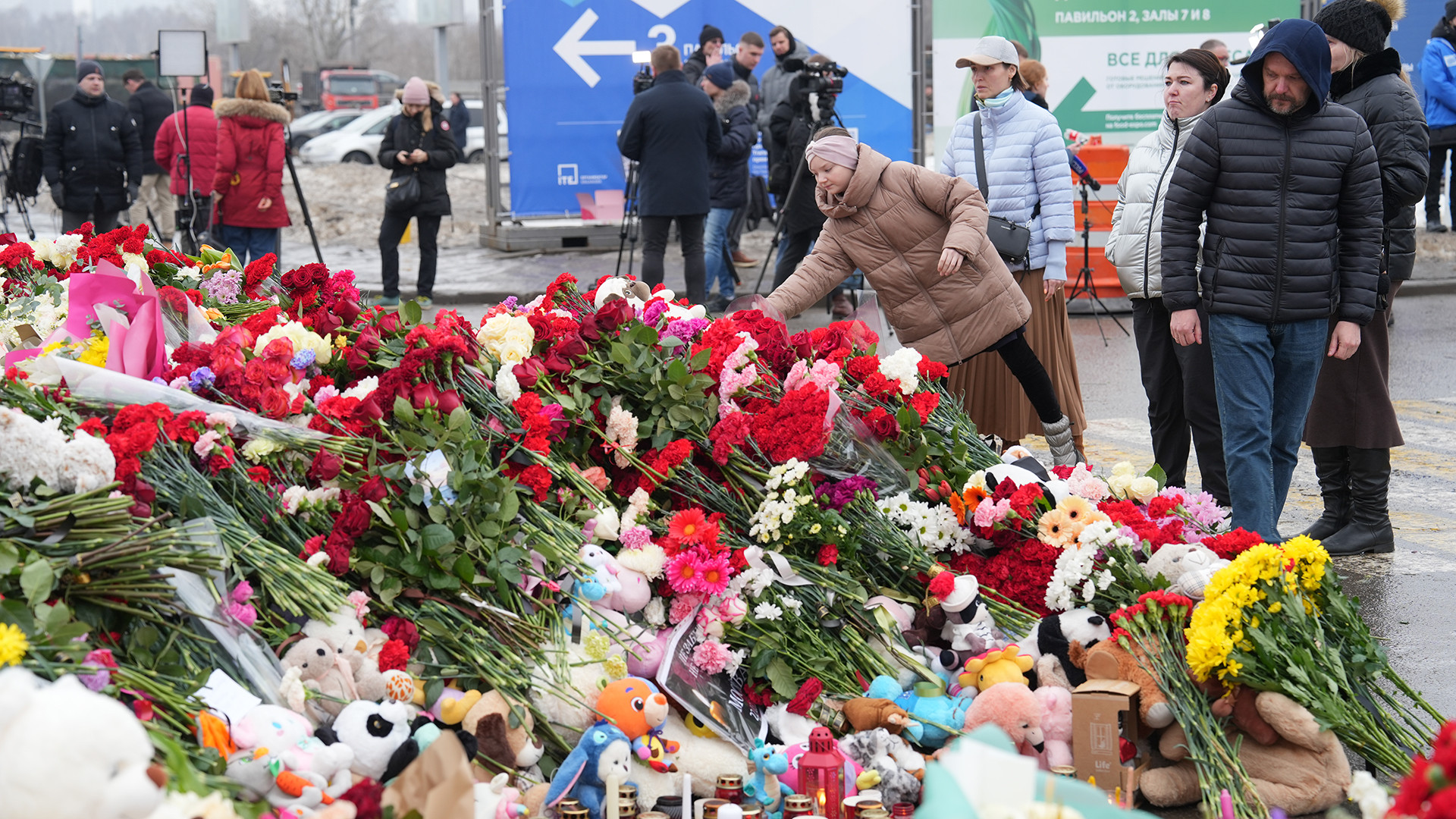 Rất nhiều trẻ em được cha mẹ cho đi cùng đến khu tưởng niệm. (Ảnh: XUÂN HƯNG) Rất nhiều trẻ em được cha mẹ cho đi cùng đến khu tưởng niệm. (Ảnh: XUÂN HƯNG)