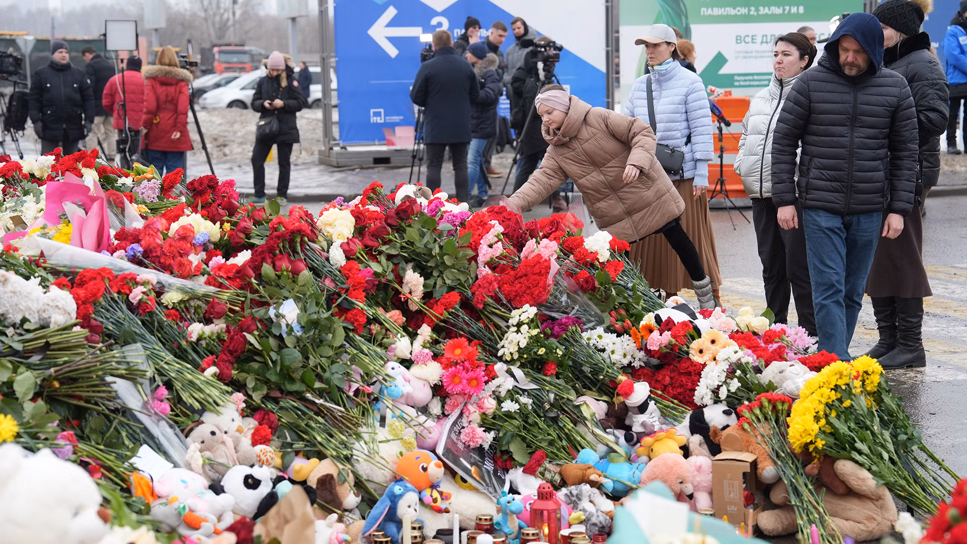 Rất nhiều trẻ em được cha mẹ cho đi cùng đến khu tưởng niệm. (Ảnh: XUÂN HƯNG)