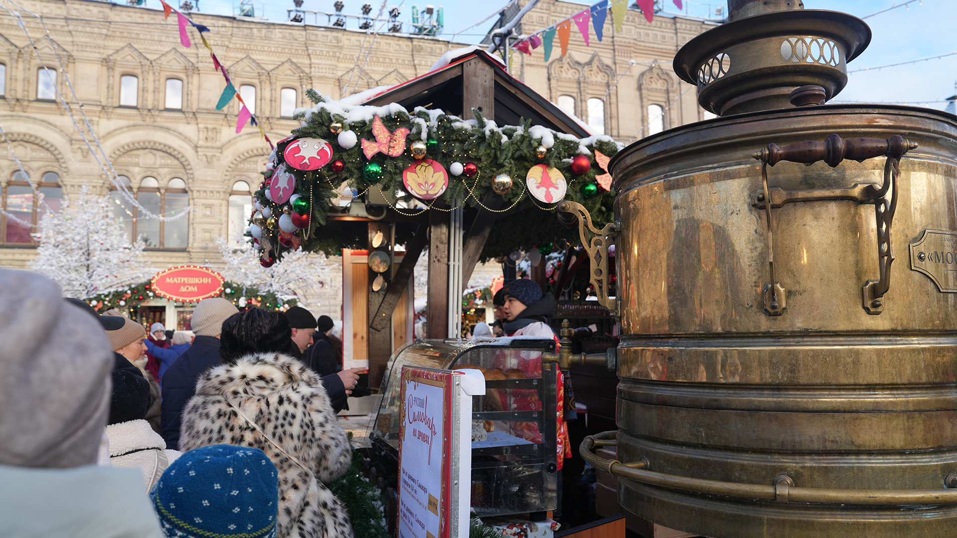 Ấm Samovar được xem là một biểu tượng văn hóa của Nga, được sử dụng trong các dịp đặc biệt như năm mới, các cuộc gặp gỡ gia đình và bạn bè.