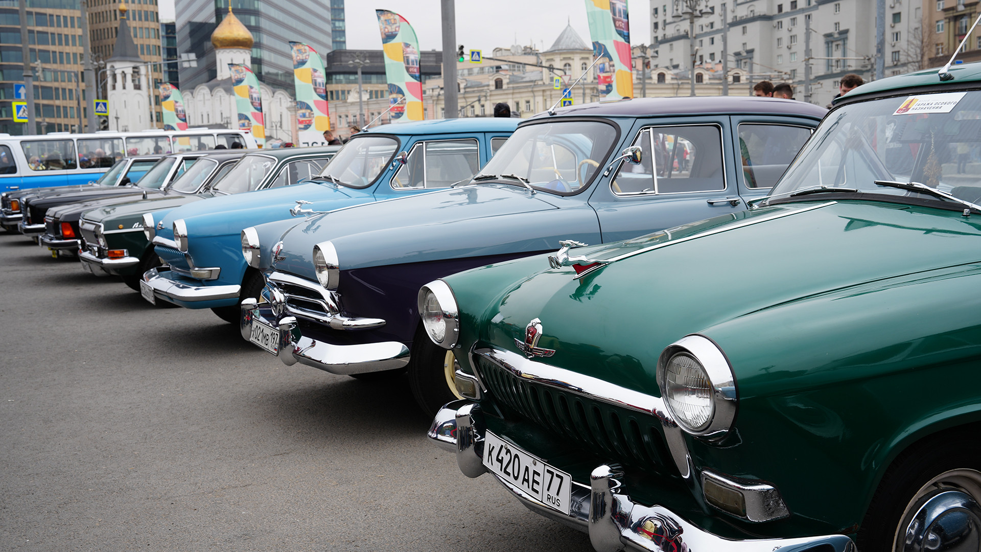 Bên cạnh cuộc diễu hành và trưng bày tàu điện, tại bãi đậu xe gần ga Belorussky còn giới thiệu nhiều xe ô-tô cổ điển độc đáo.