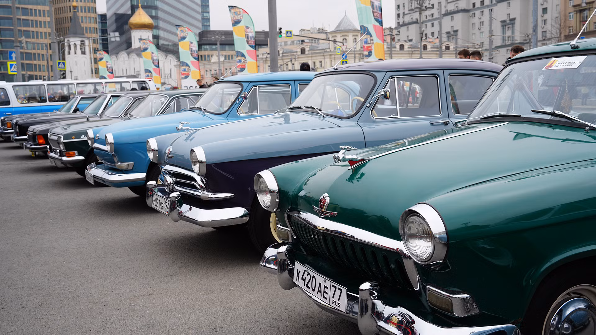 Bên cạnh cuộc diễu hành và trưng bày tàu điện, tại bãi đậu xe gần ga Belorussky còn giới thiệu nhiều xe ô-tô cổ điển độc đáo.