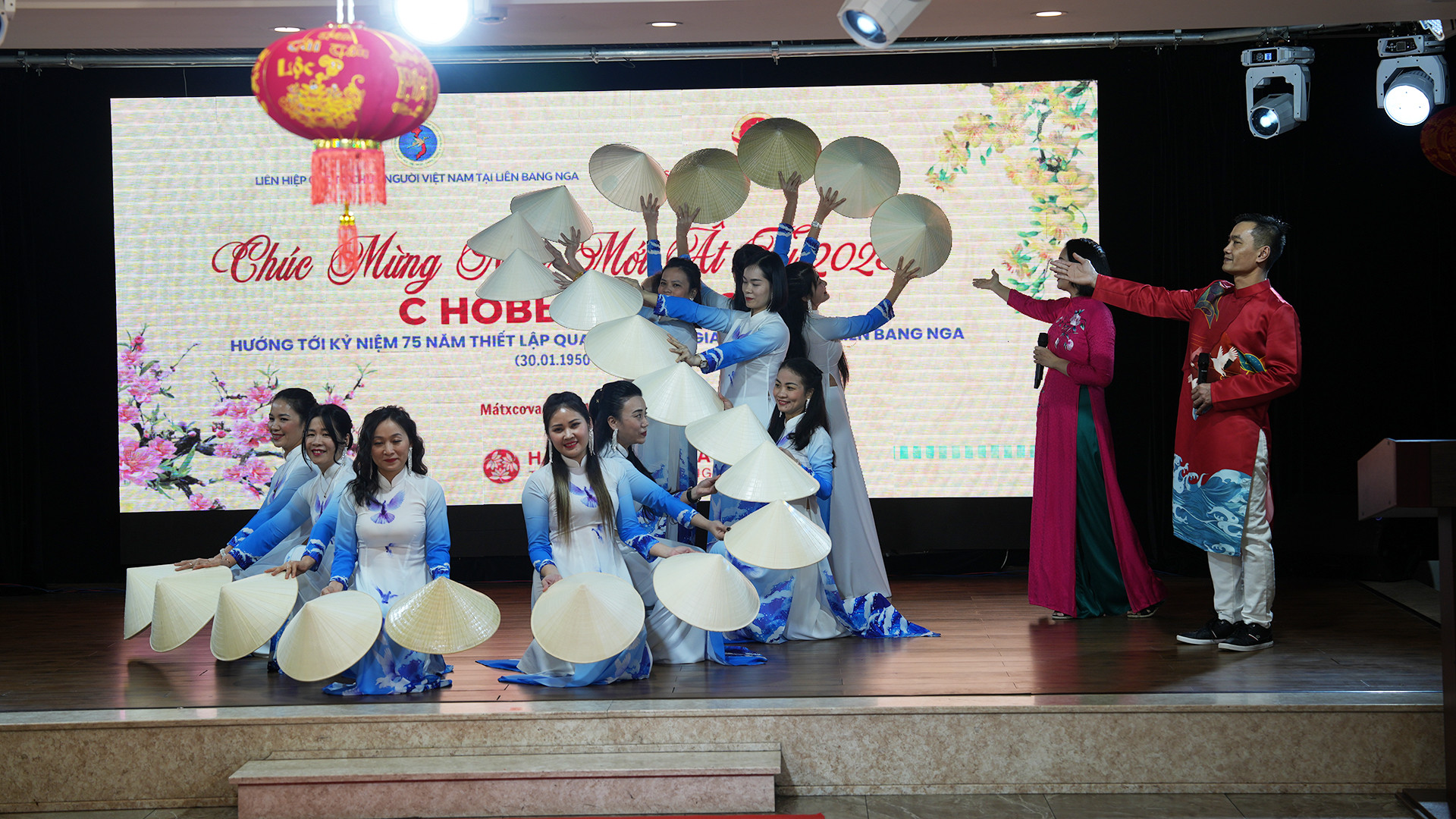 Biểu diễn tiết mục hát và múa nón.