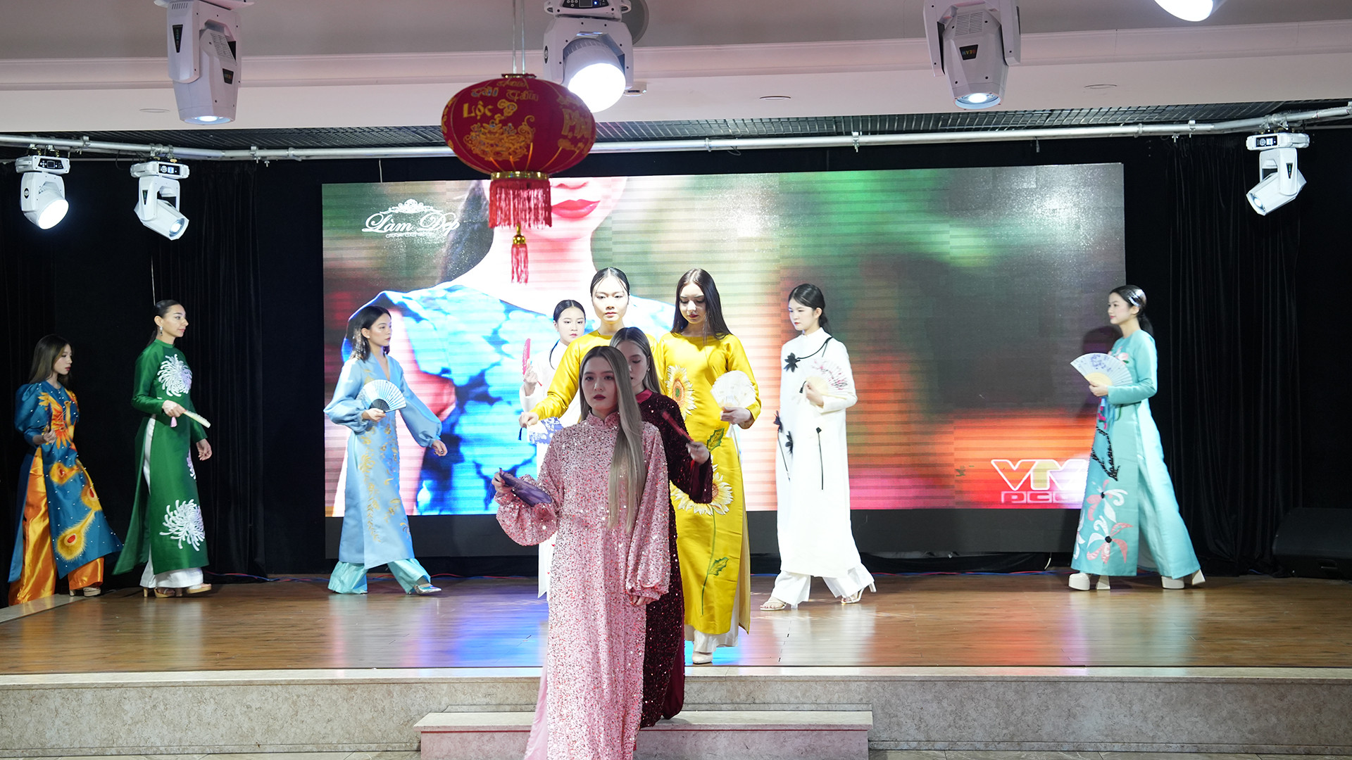 Các bạn Nga và Việt Nam trình diễn áo dài.