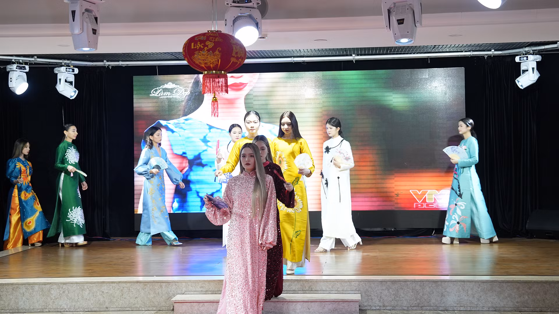 Các bạn Nga và Việt Nam trình diễn áo dài.