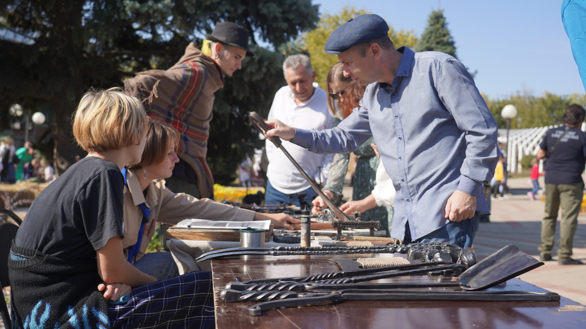 Không chỉ người dân vùng Krasnodar ưa chuộng, mà các vùng lân cận khác cũng tìm đến đặt hàng. Họ cho rằng, vũ khí và đồ gia dụng được người Kozak tạo ra có sự khác biệt lớn so với các sản phẩm tương tự bán trên thị trường. Chúng vẫn giữ được sự mộc mạc nhưng chất lượng sử dụng tốt.