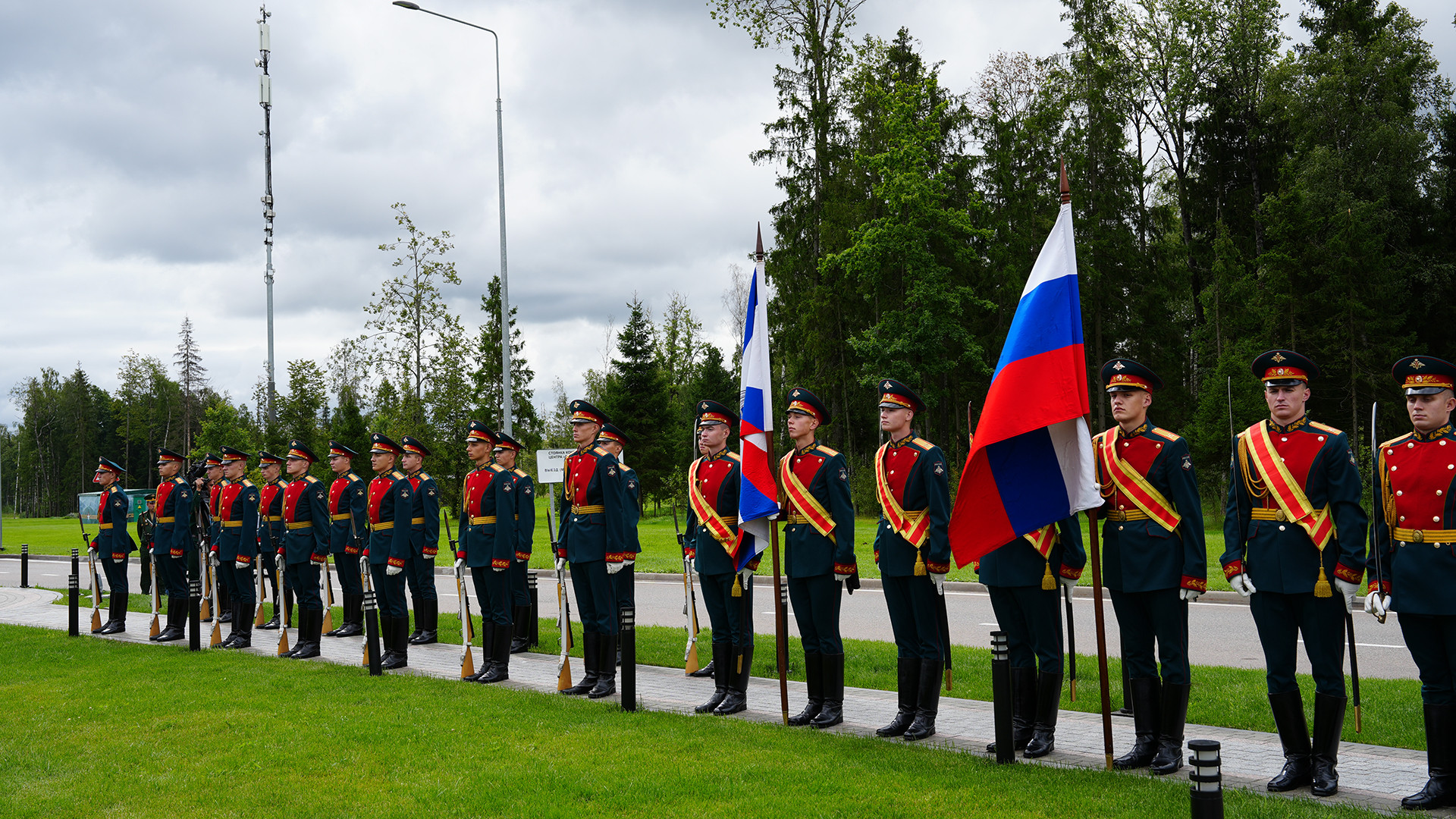 Đội duyệt binh danh dự tham gia lễ khánh thành.
