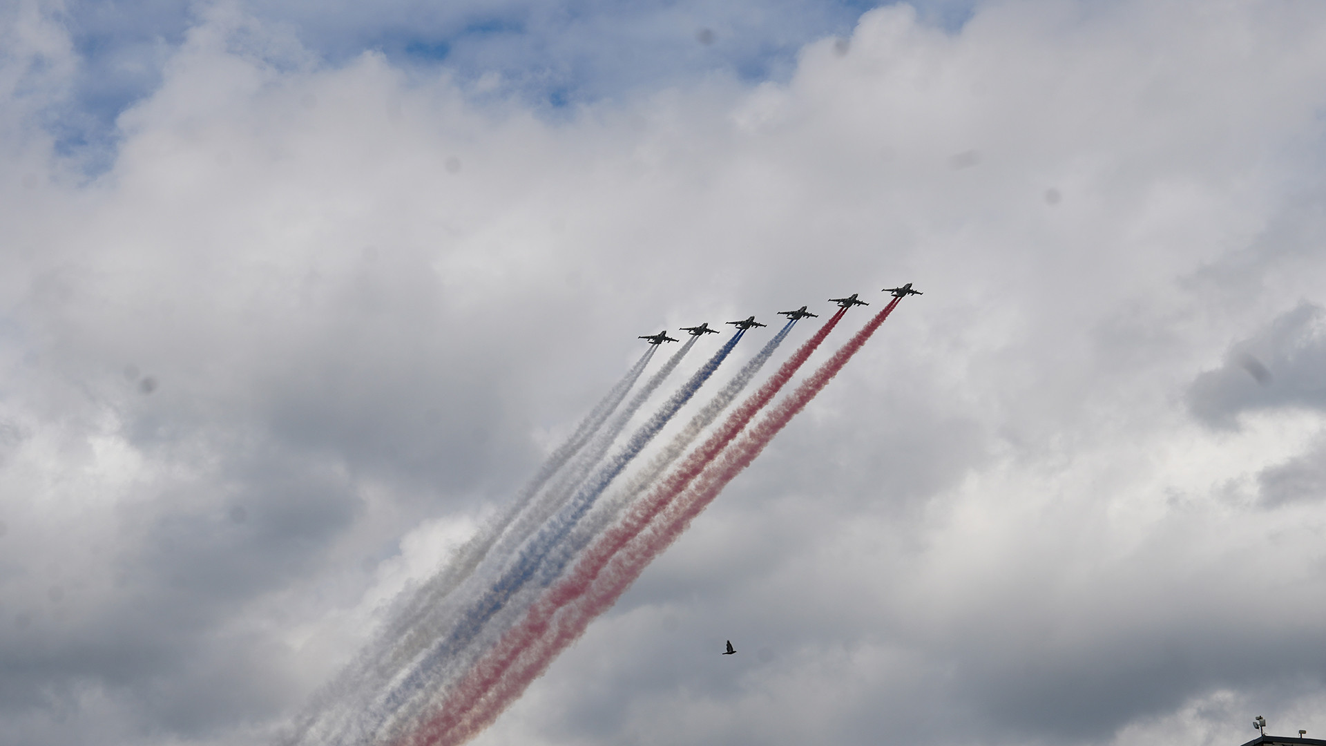 Máy bay thả khói theo màu Quốc kỳ Nga.