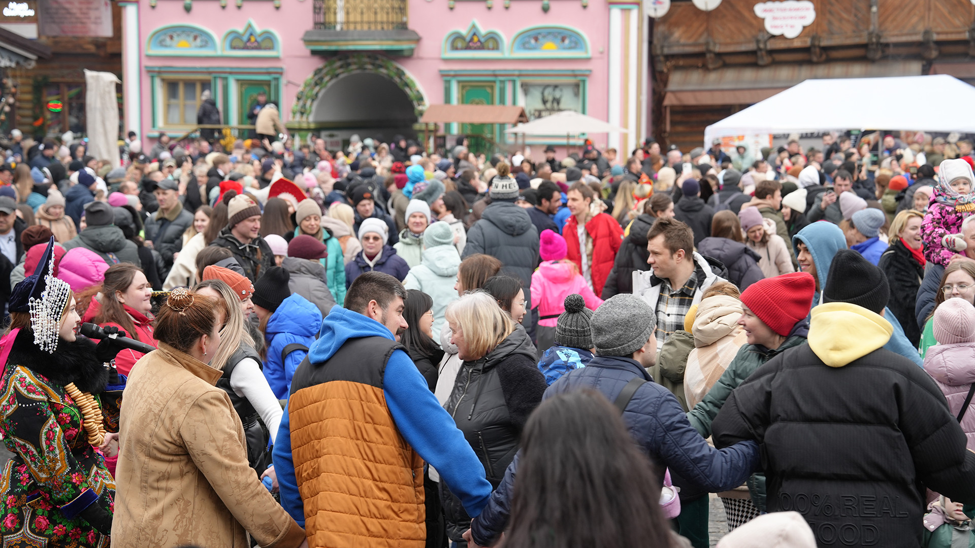 Đông đảo người dân nắm tay nhau tạo nên điệu múa vòng tròn trong thời tiết giá lạnh tạo nên sự ấm áp, đoàn kết trong dịp Tuần lễ Maslenitsa. (Ảnh: XUÂN HƯNG) Đông đảo người dân nắm tay nhau tạo nên điệu múa vòng tròn trong thời tiết giá lạnh tạo nên sự ấm áp, đoàn kết trong dịp Tuần lễ Maslenitsa. (Ảnh: XUÂN HƯNG)